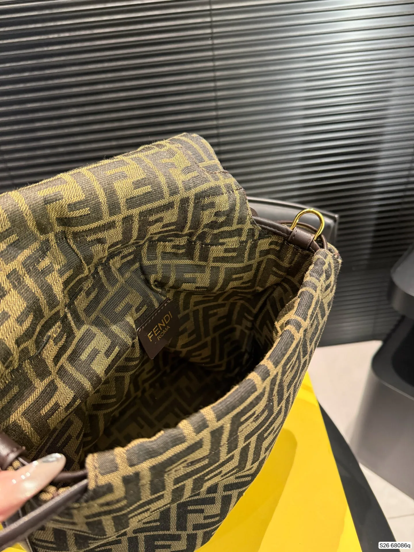 P180 配折叠盒 FENDI｜复古感双肩包😍 看图的时候已经被疯狂种草的双肩包🎒 实物果然不负众望啊 超大容量包身 日常出门或旅游都超实用 重点是！！！ 大个子、小个子背都超好看🤩 爱了爱了😍 尺寸23 25 货号68086