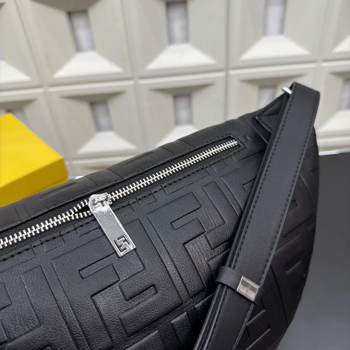 P105 Fendi 芬迪 印花腰包 斜挎胸包 经典百搭 实物拍摄 配送防尘袋 礼盒 30 x 17 cm。