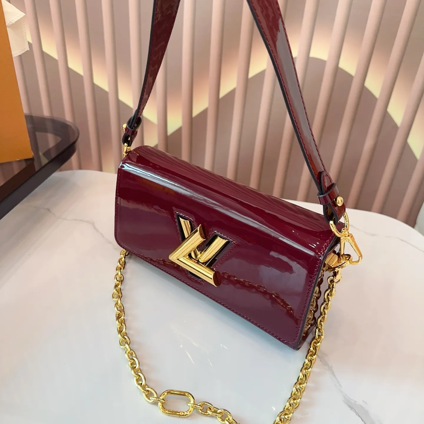 p145 全套包装 LV Twist链条包 复古优雅 永远的经典 正式休闲皆可 日常通勤无压力 尺寸 23&times;12 bd