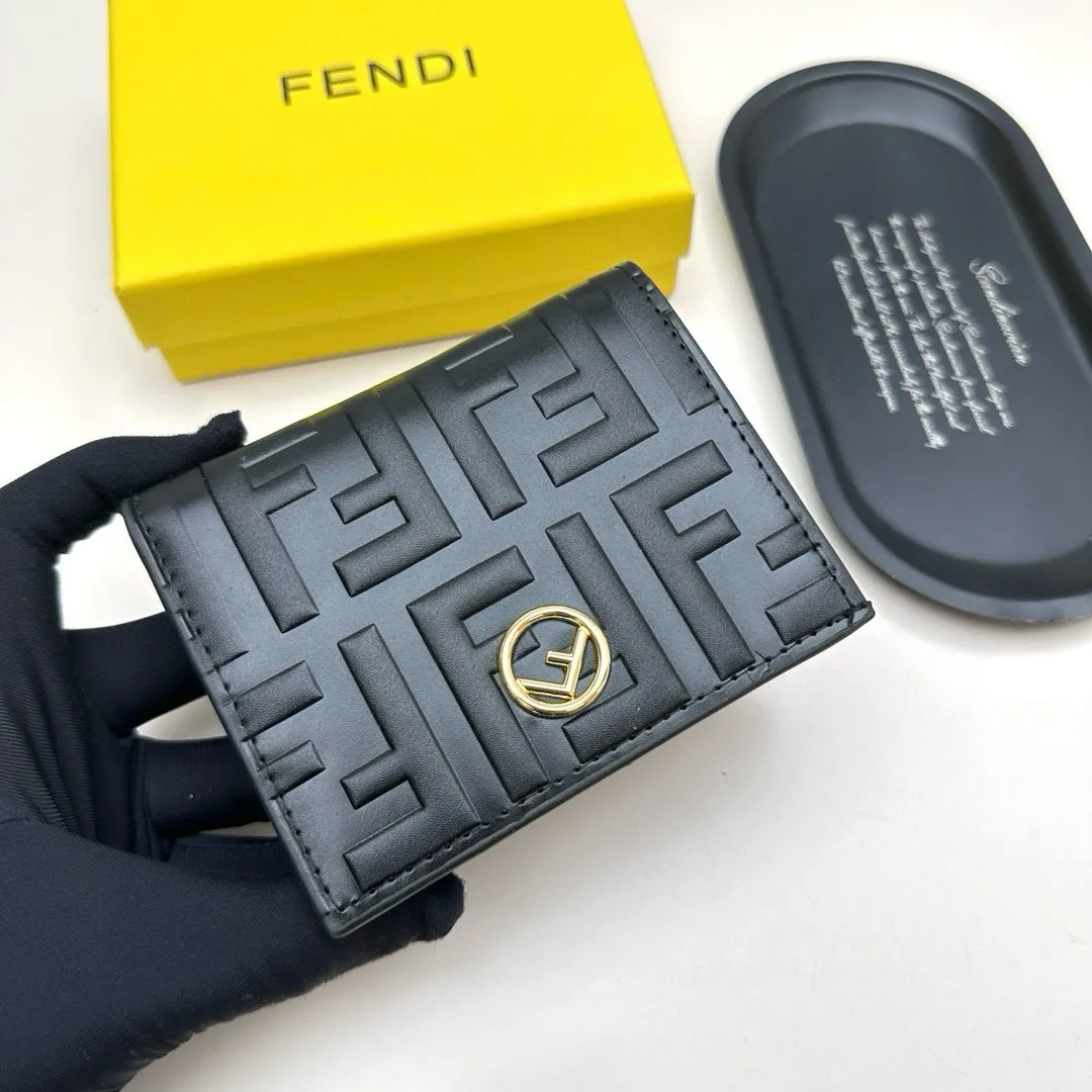 📢📢📢p90 芬迪 8351 💞颜色:黑色 黑棕 大象灰 棕色 💞尺寸: 11*9*2.5 💞说明: Fendi专柜最新款火爆登场!采用进口小牛皮,做工精致, 媲美专柜!多功能小钱包,超级实用!💥