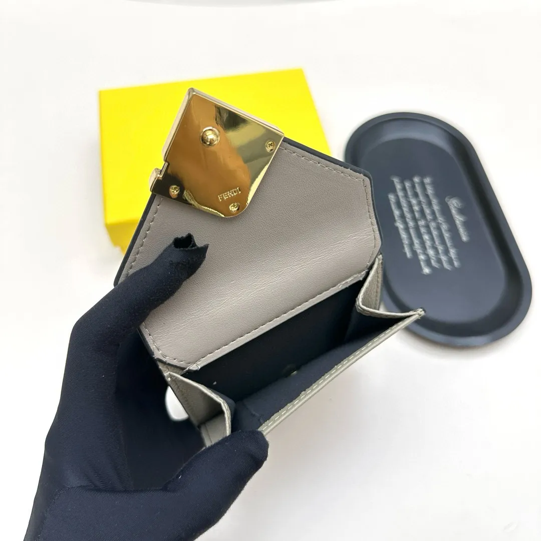 📢📢📢p95 芬迪 8352 💞颜色：黑色 大象灰 棕色 💞尺寸： 11*9*3 💞说明: Fendi专柜最新款火爆登场！采用进口小牛皮，做工精致， 媲美专柜！多功能小钱包，超级实用！💥