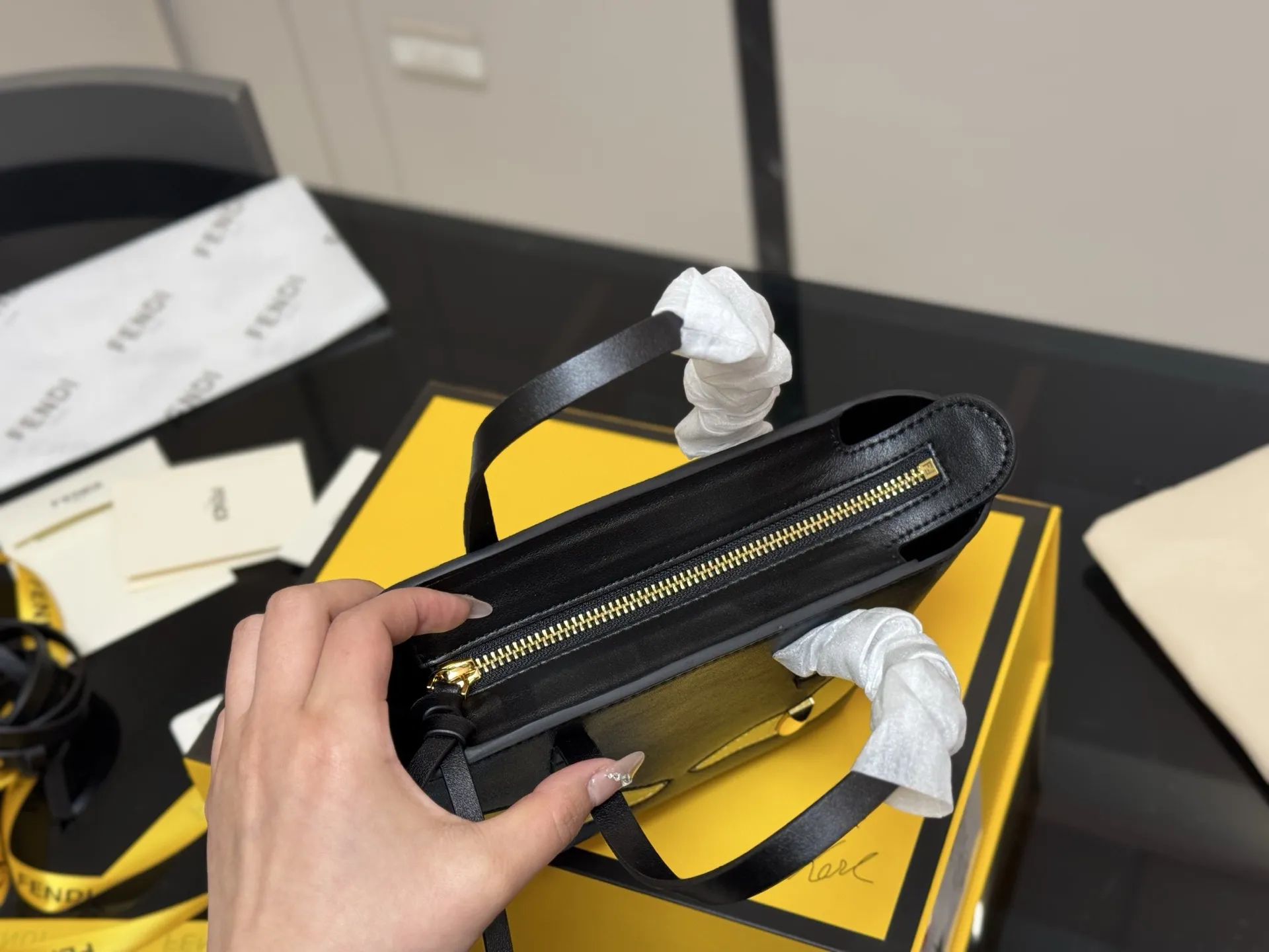 &yen;170 配折叠盒 芬迪 FENDI 怪兽菜篮子 简约大气风格 更加轻盈 可轻松驾驭各种风格 是每个酷酷女孩必入款 尺寸:16.13cm