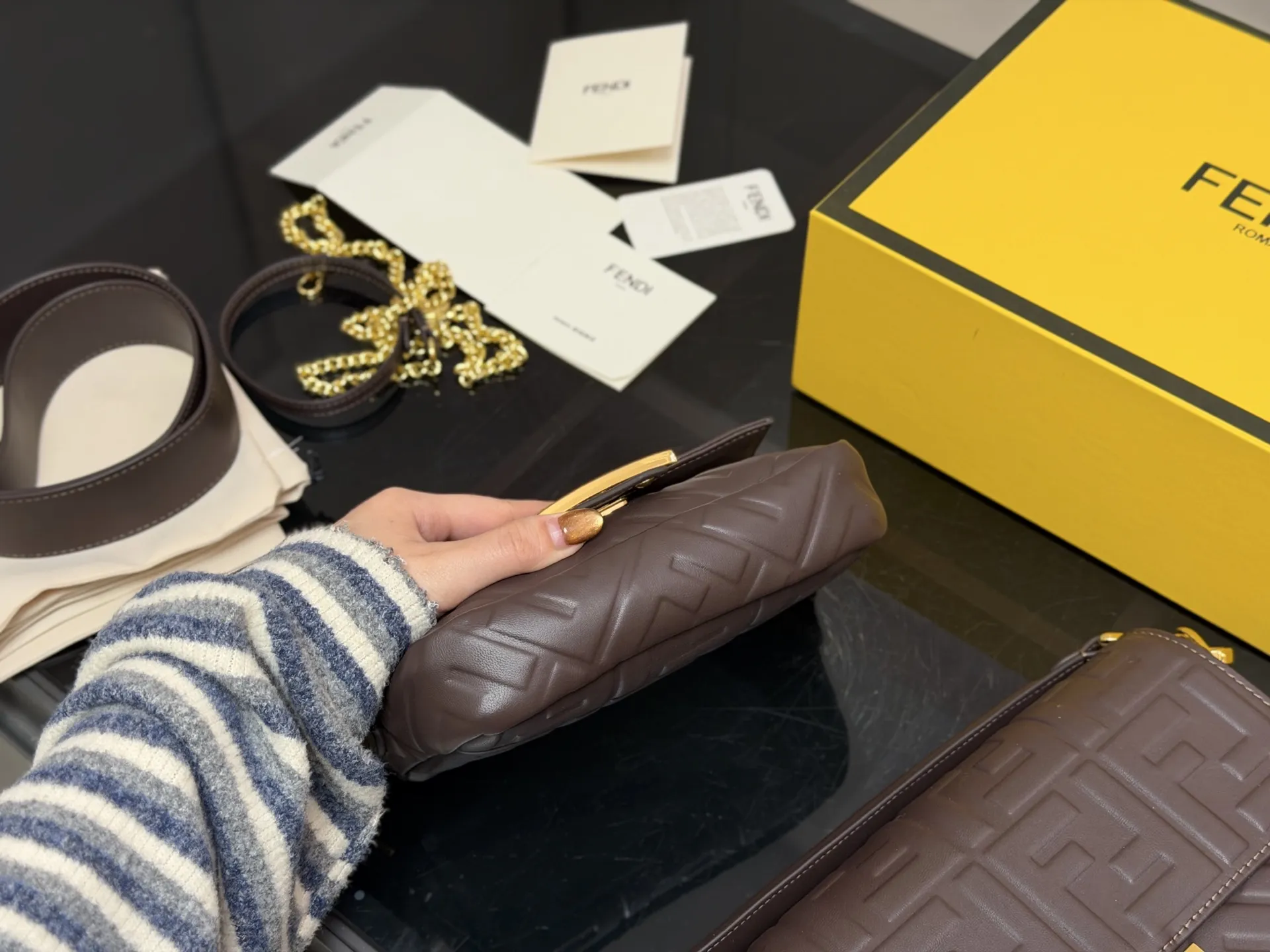 ¥190 ¥180 配折叠盒(升级版) size:25*15cm 18*10cm Fendi芬迪法棍包 (Baguette) 单肩、斜跨都不是问题, 有种慵慵懒懒的街头!! ⚠️牛皮品质