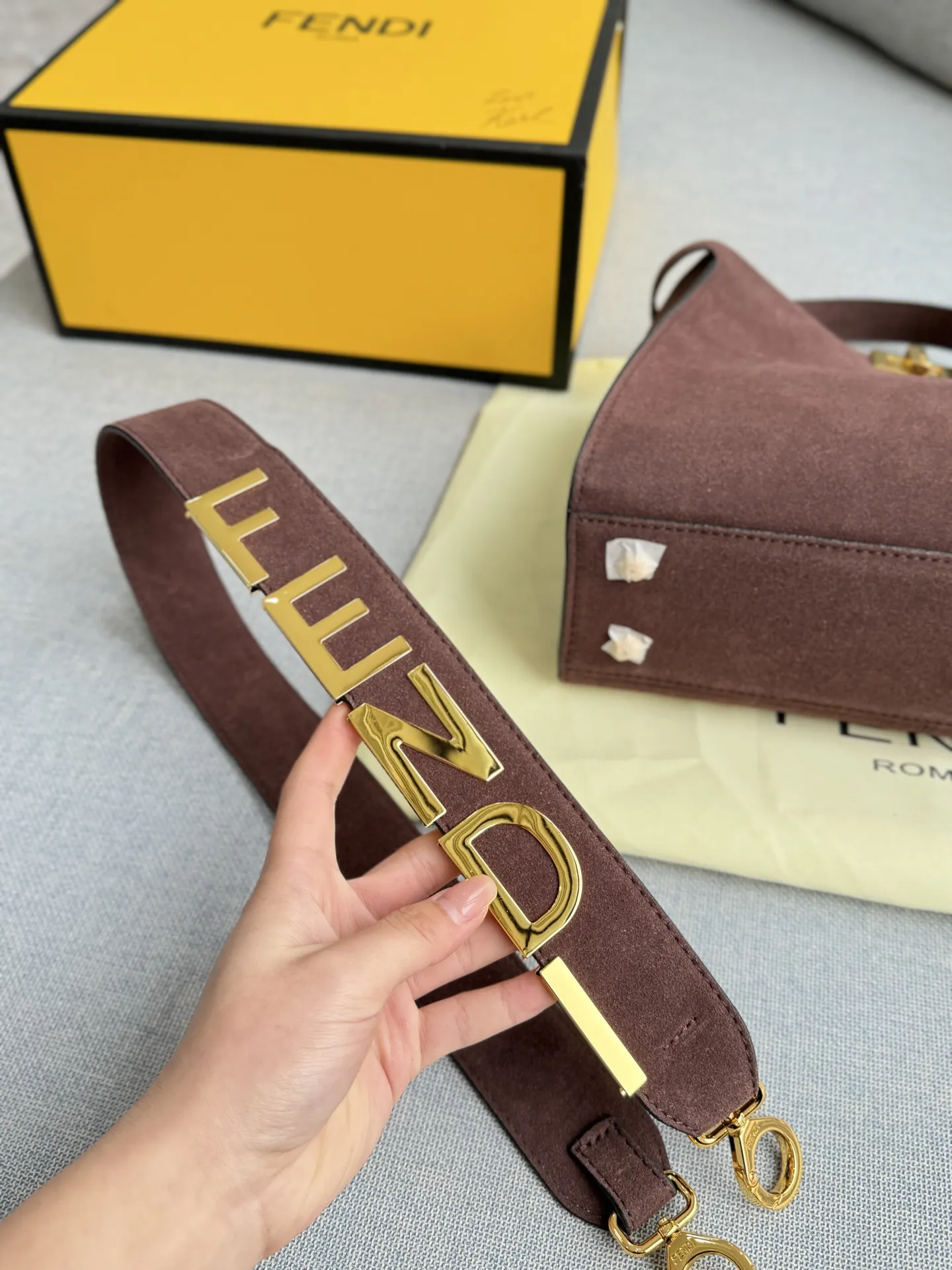 💰205 折叠盒 size:30×24 FENDI芬迪 麂皮 小猫包 单肩包 手提包 金属锁扣超有质感✨手提斜挎都OK,通勤休闲都能用!包身“FENDI ROMA”字样超有辨识度,内部空间合理,日常物品轻松收纳。 Peekaboo系列自2009年推出,优雅又实用,是FENDI标志性单品,时髦精们必入!