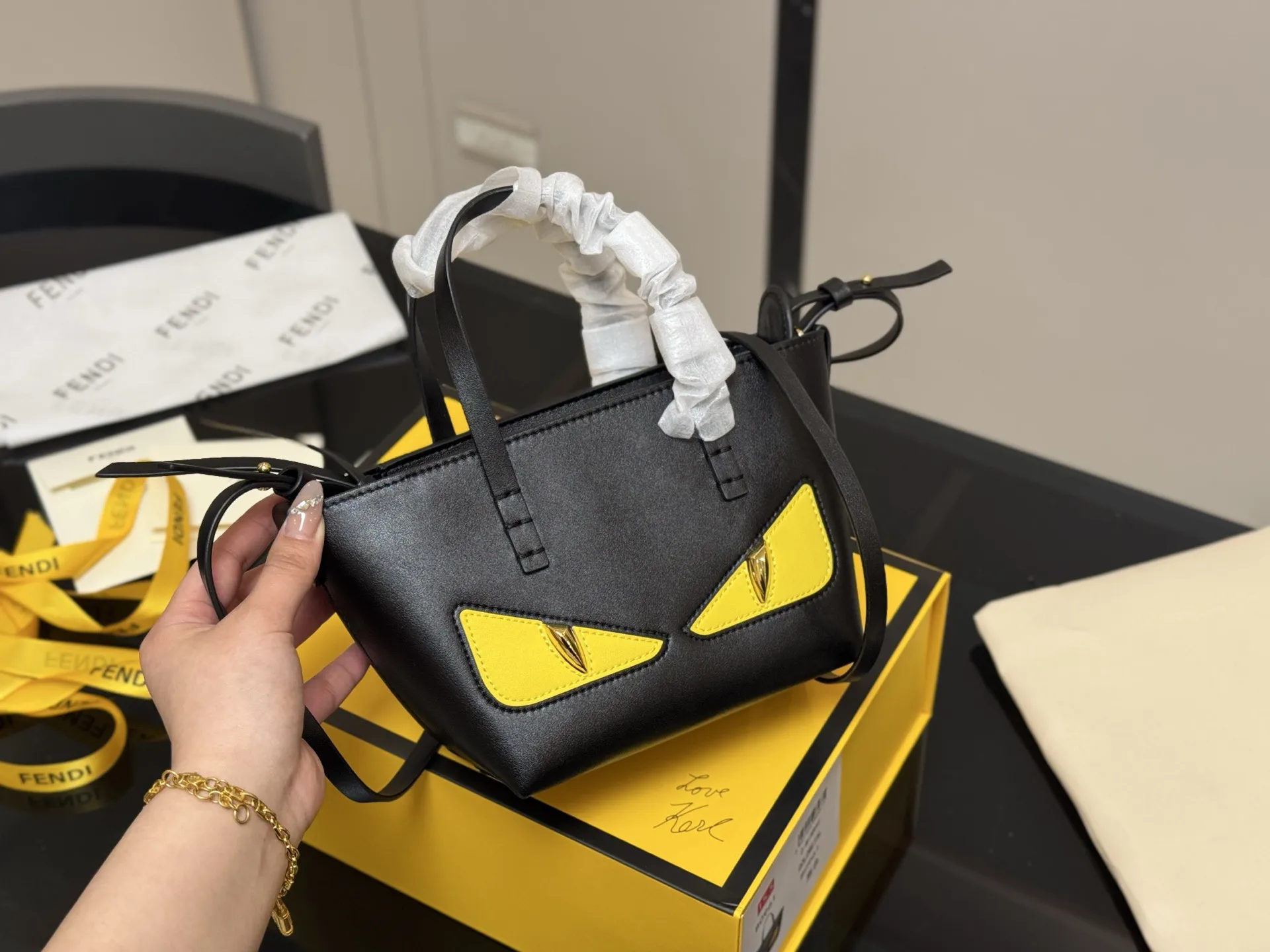 &yen;170 配折叠盒 芬迪 FENDI 怪兽菜篮子 简约大气风格 更加轻盈 可轻松驾驭各种风格 是每个酷酷女孩必入款 尺寸:16.13cm