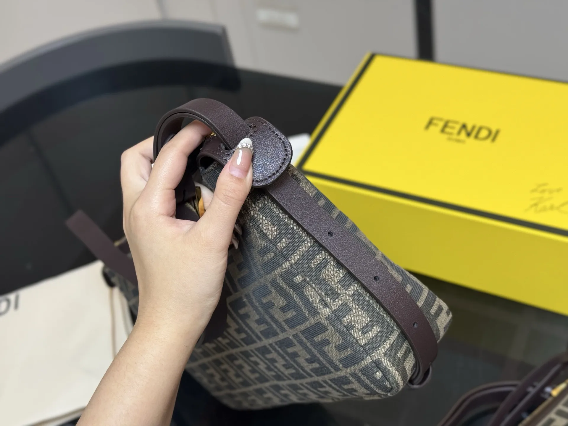 ¥185 无盒 ¥175 配盒 Fendi芬迪hobo ✅原单高品 优雅高级 百看不腻 偏爱它的时尚和洒脱 尺寸:33.19cm 22.12cm