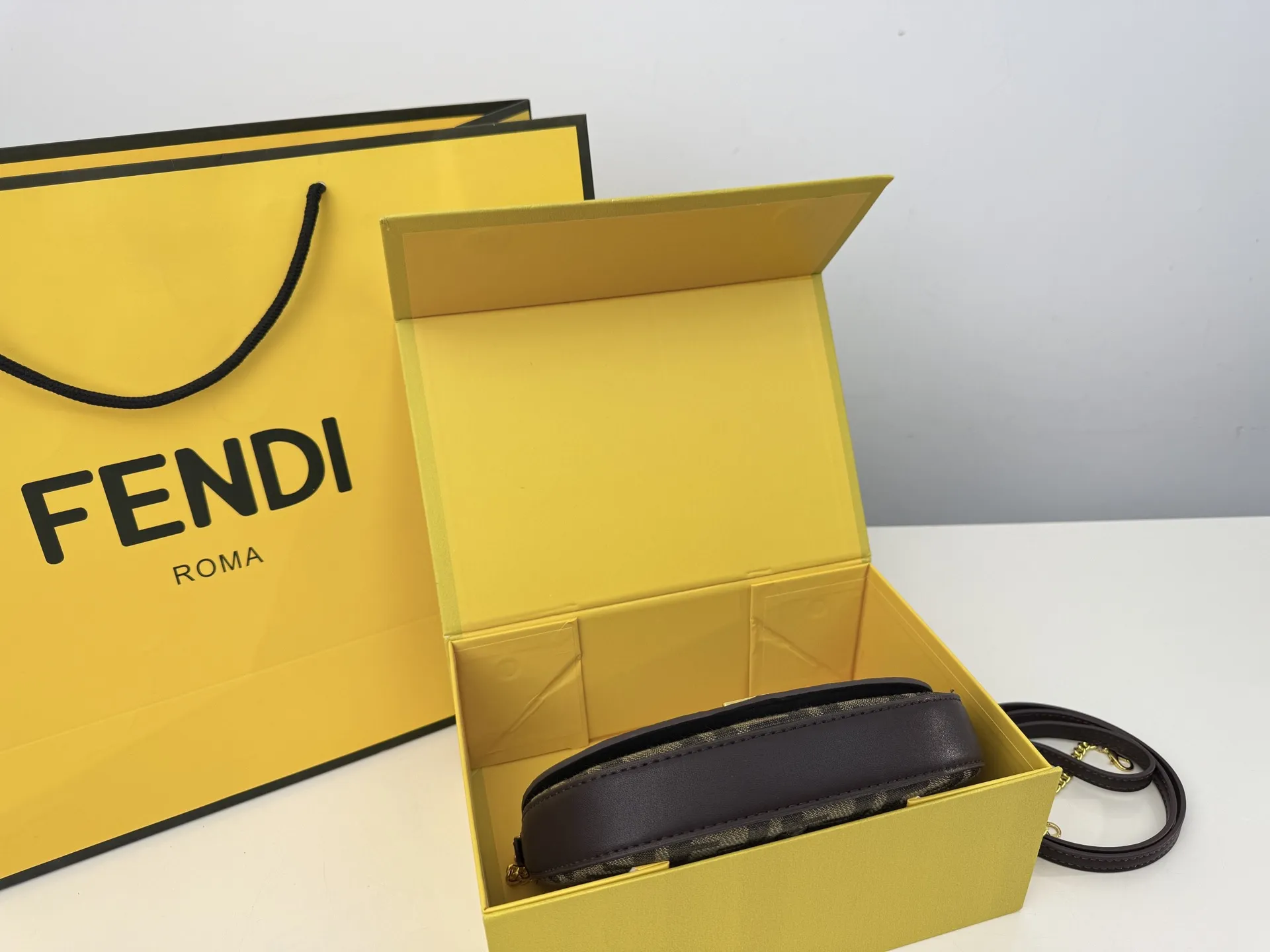 （折叠盒⚠️）p160 Fendi Baguette芬迪包第一眼就觉得砸中了我。加上有一根较长的肩带，非常实用。装个手机，口红，粉饼都毫无压力。看起来虽然不算太大但是绝对很能装。尺寸19 13