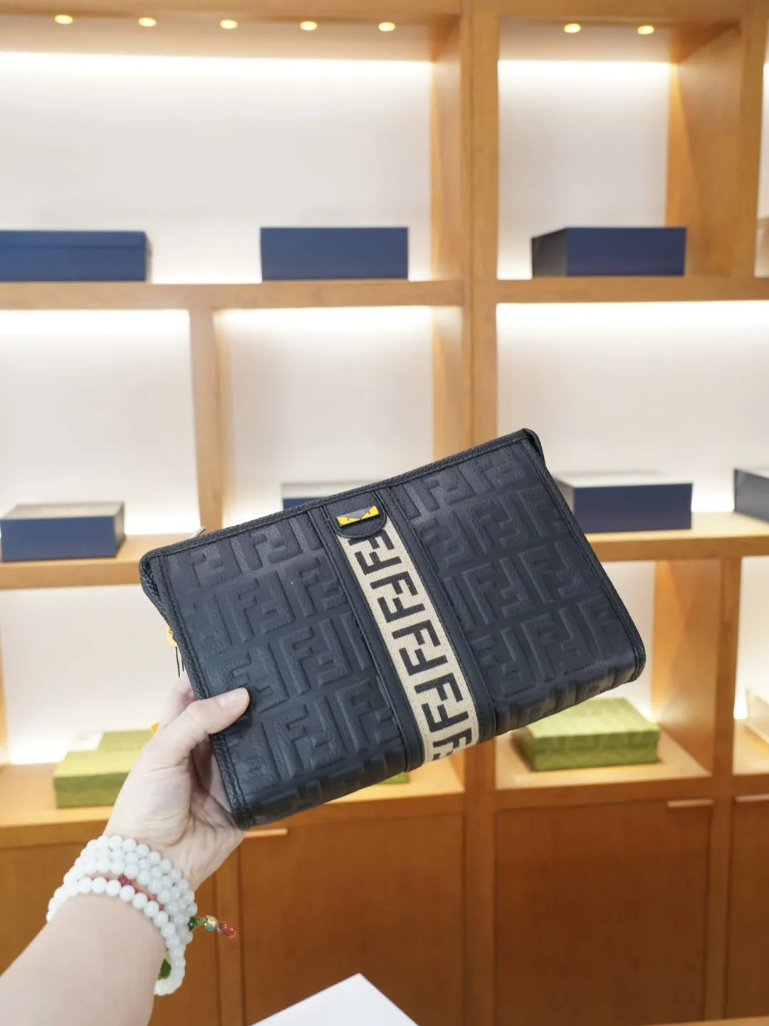 P115 🇮🇹 FENDI 芬迪 官网同步 高版本 手拿包 全球轰抢单品 原单牛皮制作 质感超好 日常出门经典百搭 一眼万年的款 非市面普通货 贸易公司订单货 配全套包装礼品盒装等.. 【规格：28x19x6】