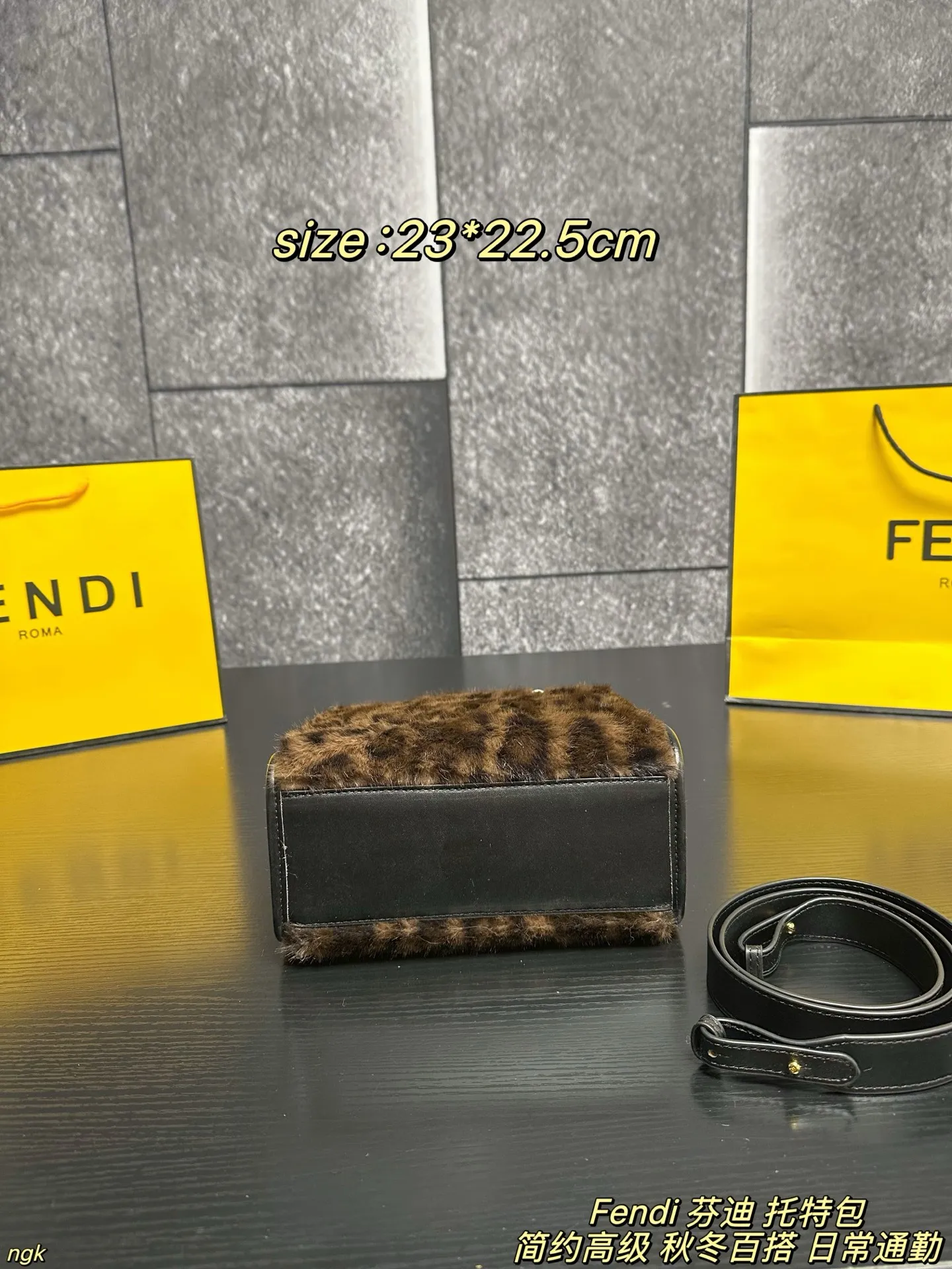 P185配盒 Fendi 芬迪 托特包 芬迪FENDI 毛绒托特包加上毛茸茸的元素瞬间软绵绵的一下就温柔起来了。秋冬很适合背毛绒包！不仅手感很棒 还能取暖~软乎乎毛茸茸 简直无法拒绝啊！提花面料上装点黑色和橙色相间的狂野虎纹图案，标志性 FF 搭扣点缀黑色有机玻璃细节。以沉稳内敛的大地色系登场，无论是新年穿搭还是日常通勤都保持优雅干练本色。 尺寸：23*22.5cm