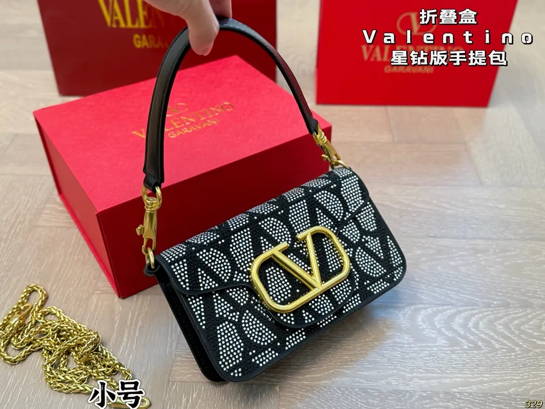 ¥165/¥160折叠盒 华伦天奴Valentino星钻版手提包 金属质感 大大logo 简约的包身廓形解锁时尚魅力 可盐可甜 让你成为整条街最靓的女孩 很百搭哦 yyds 尺寸:28 13/20 11
