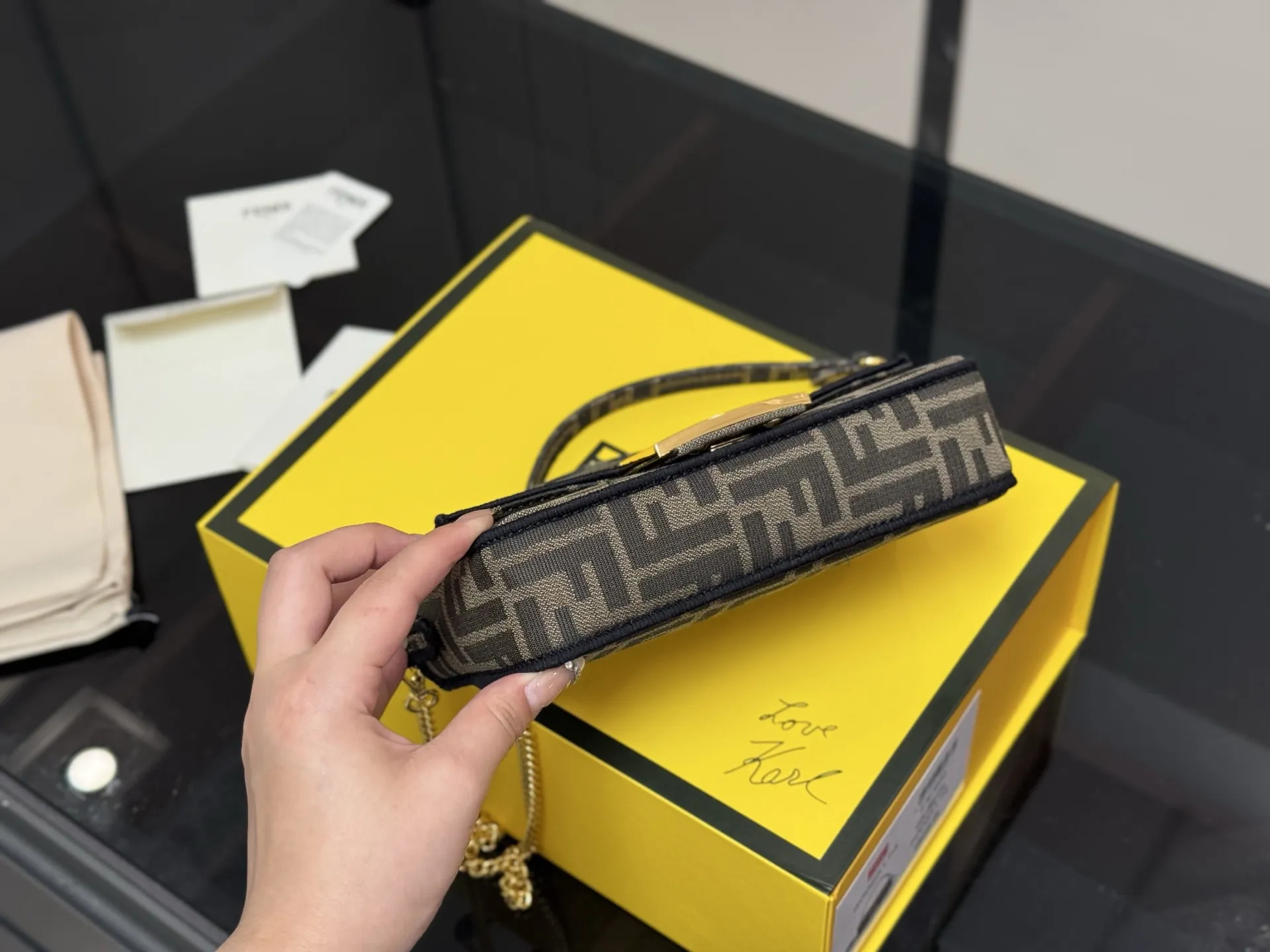 &yen;160 配折叠盒 size：20*12cm Fendi芬迪法棍包 （Baguette) 单肩、斜跨都不是问题， 有种慵慵懒懒的街头！！