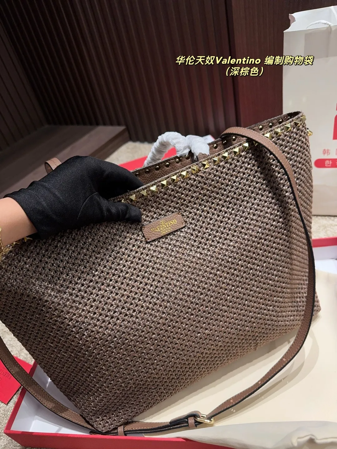 p170配盒⚠️尺寸45.28 华伦天奴Valentino 编制购物袋 俏皮超个性谁背谁好看 掩饰不住的洋气 精致走线 拼色很有特点 巨百搭可随心日常搭配 休闲俏皮同时又带着一点o名媛范 必将成为新年春夏的超级爆款 ♥️