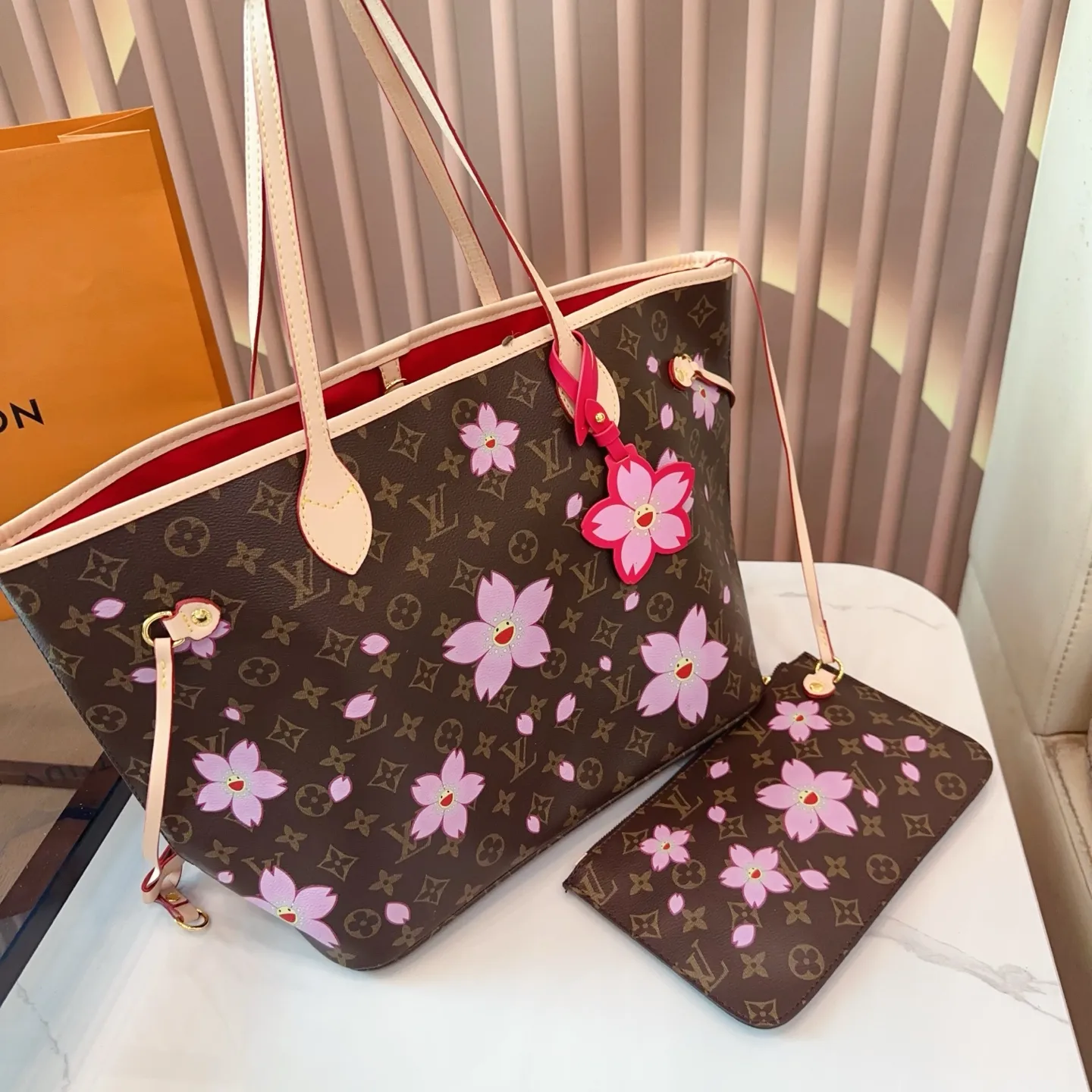 p145 lv&村上隆联名系列 neverfull超级酷太爱啦 购物袋届的天花板 被它的颜值惊艳到啦 简约大气 时髦感十足 尺寸32 29。bd