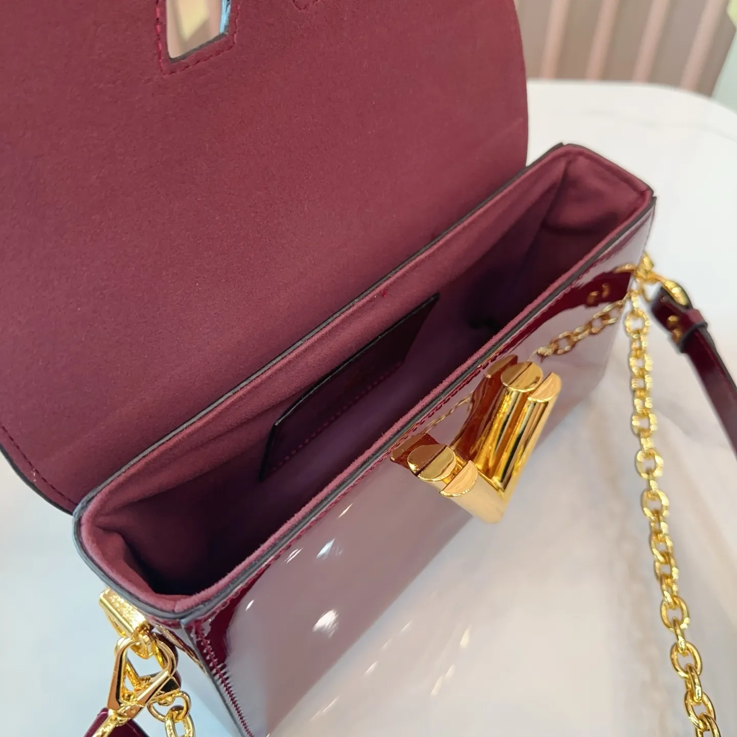 p145 全套包装 LV Twist链条包 复古优雅 永远的经典 正式休闲皆可 日常通勤无压力 尺寸 23&times;12 bd