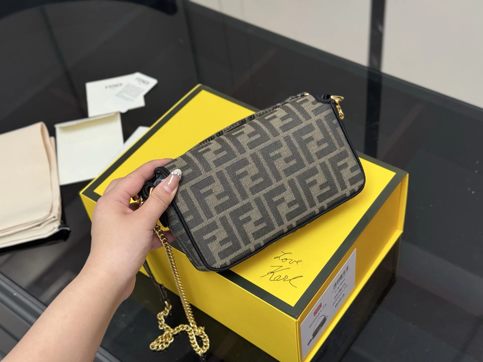 ¥160 配折叠盒 size:20*12cm Fendi芬迪法棍包 (Baguette) 单肩、斜跨都不是问题, 有种慵慵懒懒的街头!!