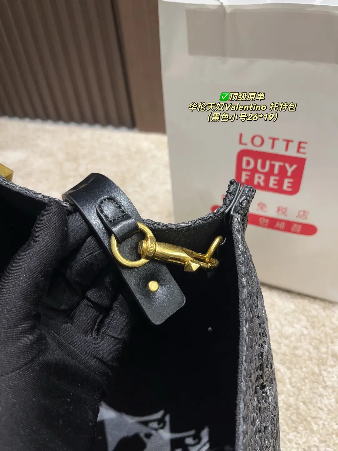 ✅顶级原单 大号p340⚠️尺寸37.27 小号p300⚠️尺寸26.19 华伦天奴Valentino 托特包 托特包采用定制重工刺绣材质打造,交织形成的空隙营造出清透质感,点缀杏色皮革手柄、肩带,可手拎可肩背!高级时尚感十足,是这个夏日的首选