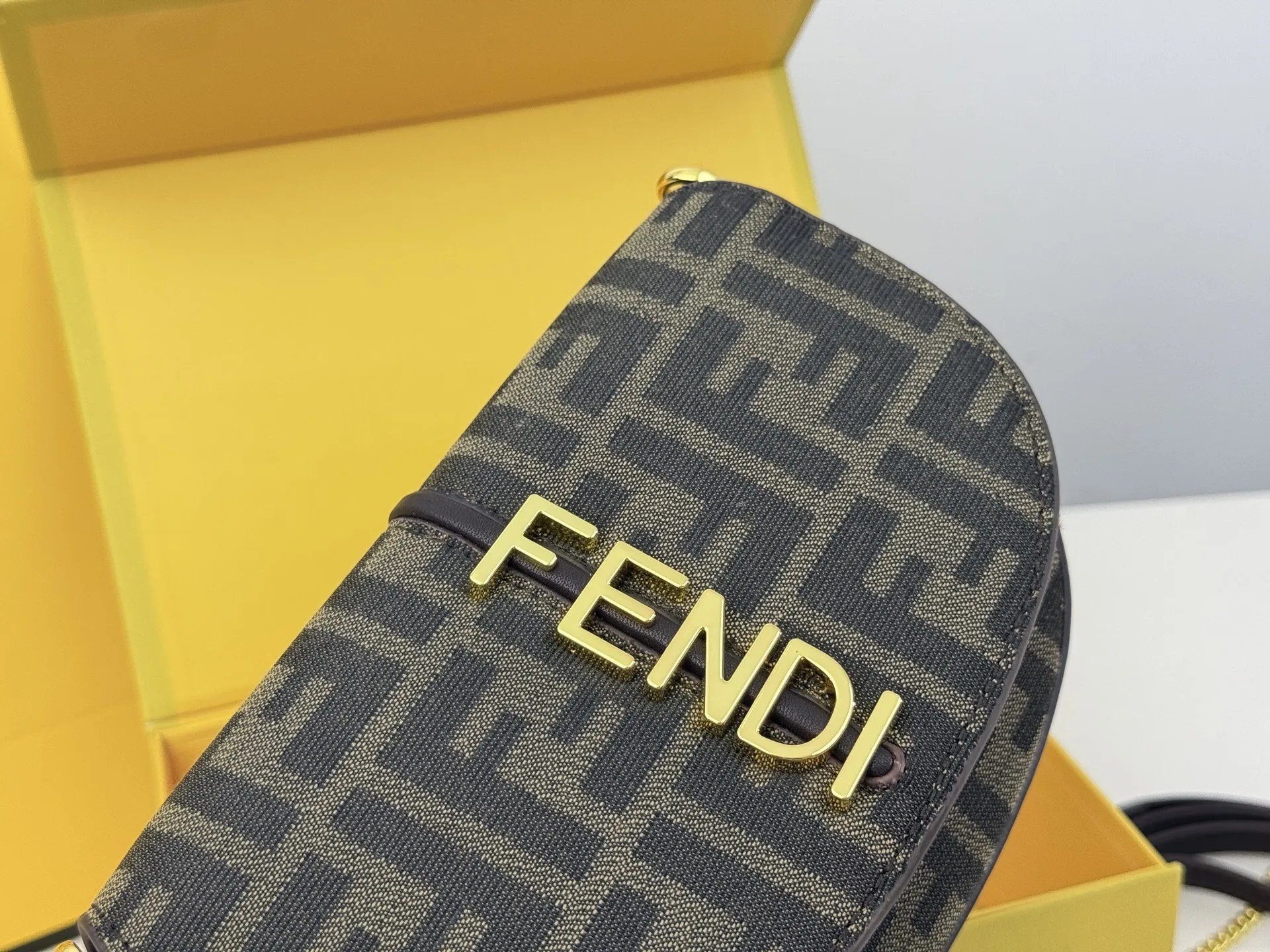 (折叠盒⚠️)p160 Fendi Baguette芬迪包第一眼就觉得砸中了我。加上有一根较长的肩带,非常实用。装个手机,口红,粉饼都毫无压力。看起来虽然不算太大但是绝对很能装。尺寸19 13