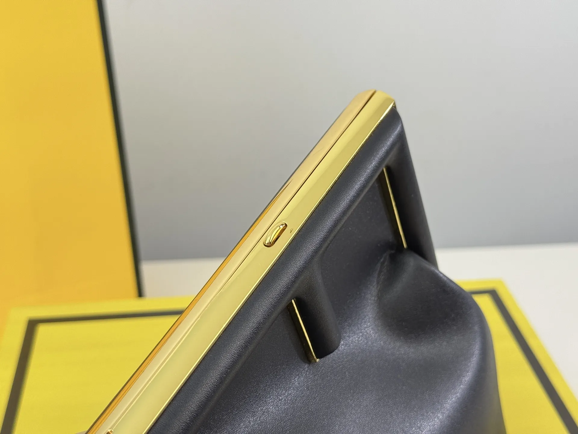 (折叠盒⚠️)p170 First 芬迪的包包越来越好看了,特别是这款,爱不释手!设计颠覆了以往的包包,新款Fendi First的轮廓融入了Fendi首字母F的造型,很特别,简直处处精彩,通勤,晚宴什么都能搭,优雅中带着一丝酷飒,太喜欢!尺寸:22.18