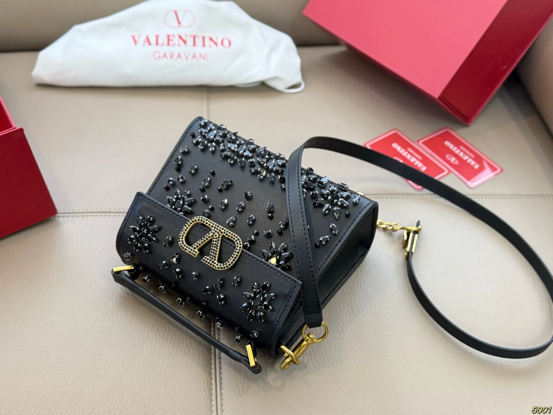 &yen;230折叠盒 华伦天奴Valentino星钻版手提包 简约的包身廓形解锁时尚魅力 可盐可甜 让你成为整条街最靓的女孩 很百搭哦 yyds 尺寸：18 14