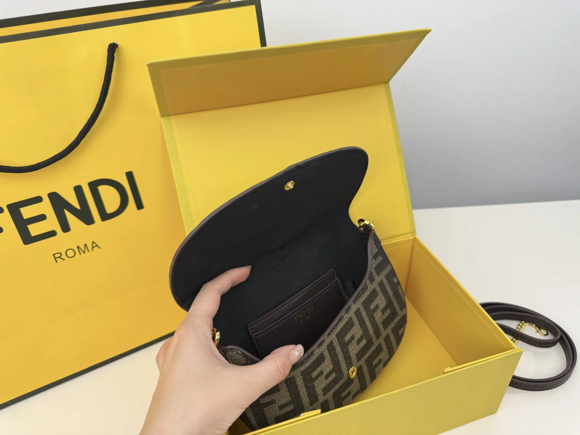 （折叠盒⚠️）p160 Fendi Baguette芬迪包第一眼就觉得砸中了我。加上有一根较长的肩带，非常实用。装个手机，口红，粉饼都毫无压力。看起来虽然不算太大但是绝对很能装。尺寸19 13