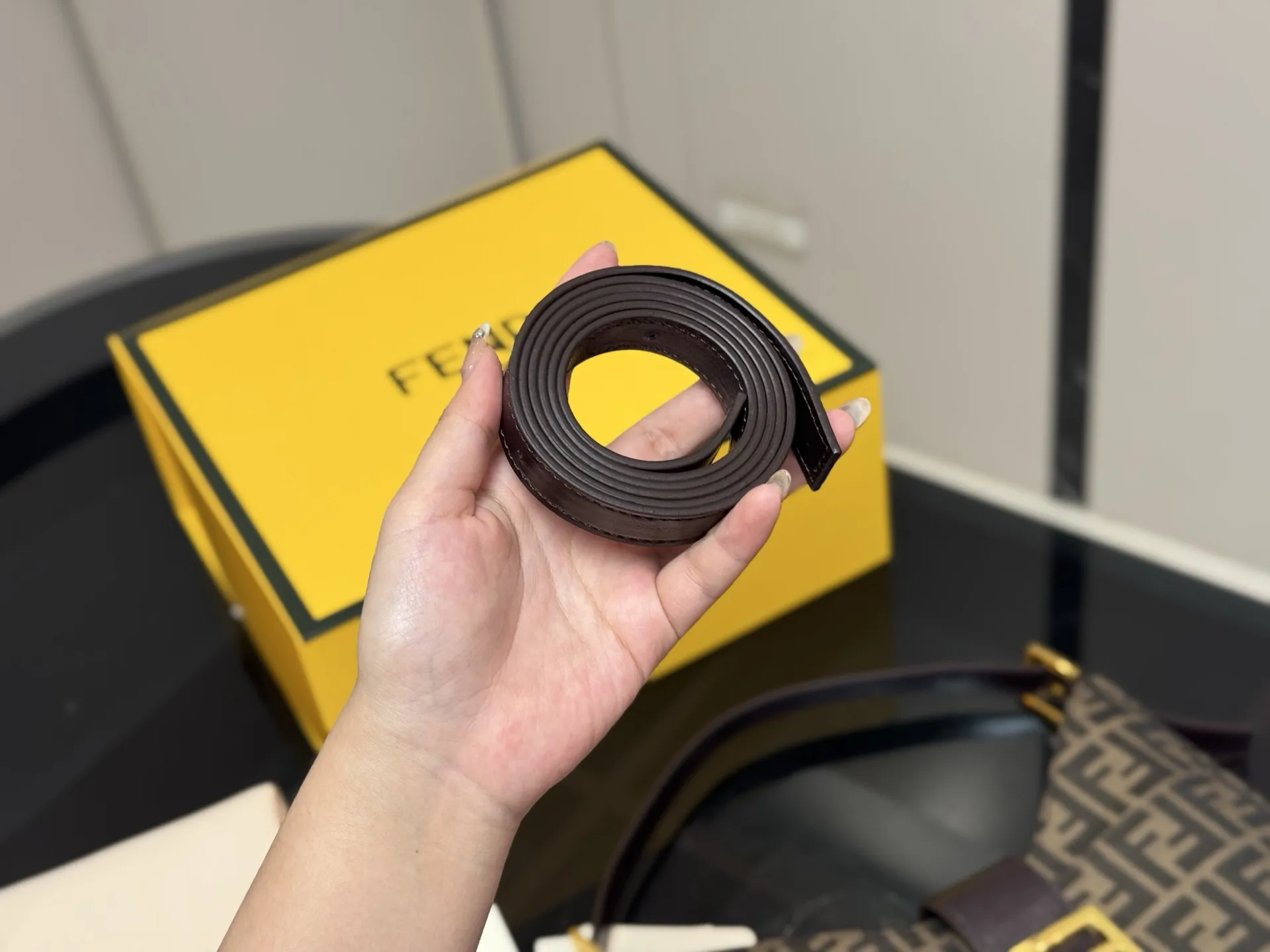 ¥170 配折叠盒 Fendi zucca 老花牛角包 芬迪牛角包真的好看又好背 万年经典 硬版布面 包身挺括 size :30.24cm