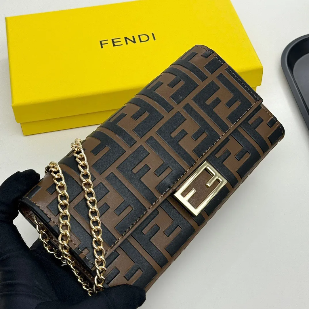 P105🎀Fendi 621666🎀颜色 黑色 黑棕色🎀尺寸 19*10.5*3.5 🎀Fendi 专柜同步，可肩背专柜品质顶级进口牛皮 海外订制钥匙扣五金 做工油边精湛