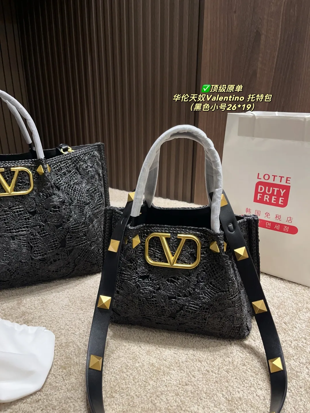 ✅顶级原单 大号p340⚠️尺寸37.27 小号p300⚠️尺寸26.19 华伦天奴Valentino 托特包 托特包采用定制重工刺绣材质打造,交织形成的空隙营造出清透质感,点缀杏色皮革手柄、肩带,可手拎可肩背!高级时尚感十足,是这个夏日的首选