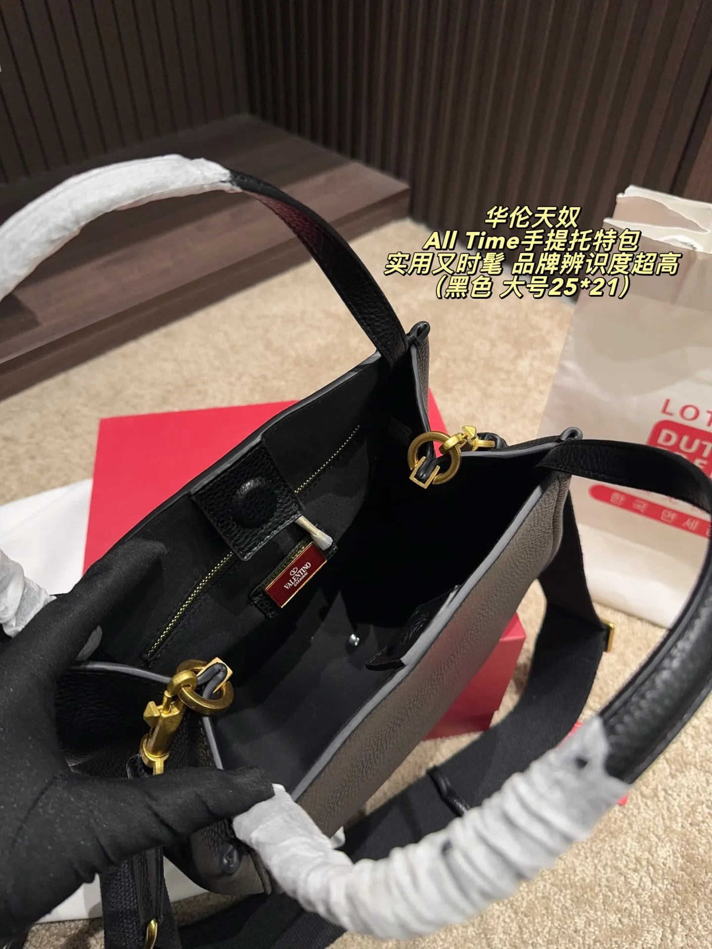 大号P200配折叠盒⚠️尺寸25*21 小号P190配折叠盒⚠️尺寸19*17 Valentino 华伦天奴 All Time手提托特包 选用棕色粒面小牛皮,质感细腻耐用,搭配金属VLogo,品牌辨识度超高。包型简约大气,配手提和可调节肩带,手提、斜挎都OK,通勤或正式场合都能轻松驾驭。内部空间合理,日常物品轻松收纳,实用又时髦,是都市女生的理想选择!