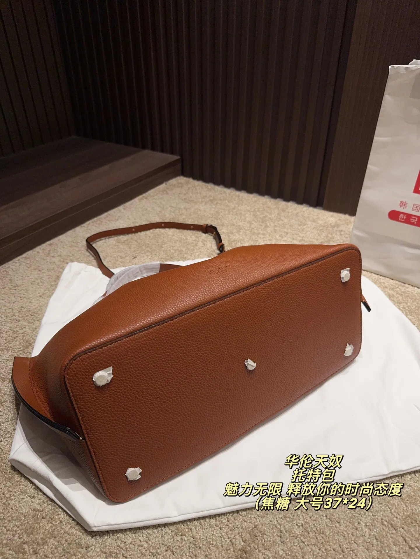 大号p190 无盒⚠️尺寸37*24 小号P185 无盒⚠️尺寸25*17 华伦天奴 Valentino托特包 魅力无限 释放你的时尚态度 外形独特,有很多可爱的颜色可选,简直是不可错过的时尚单品 不同于帆布包的柔软,背在身上主打一个肆意洒脱的感觉,超有质感,时尚达人超爱