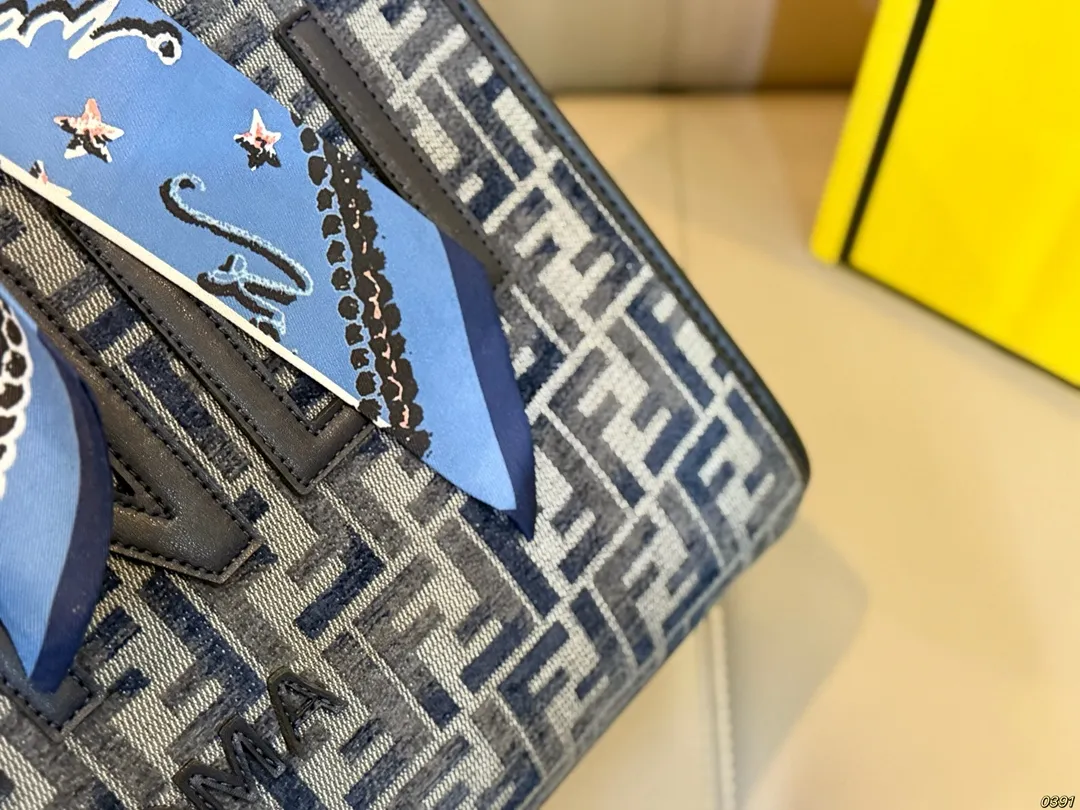 ¥175/¥170,小号配折叠盒 芬迪 fendi托特包 颜值 容量都非常的可 又潮又酷 潮酷时尚女孩必入款 适合日常 通勤 出街 尺寸35 31/25 23