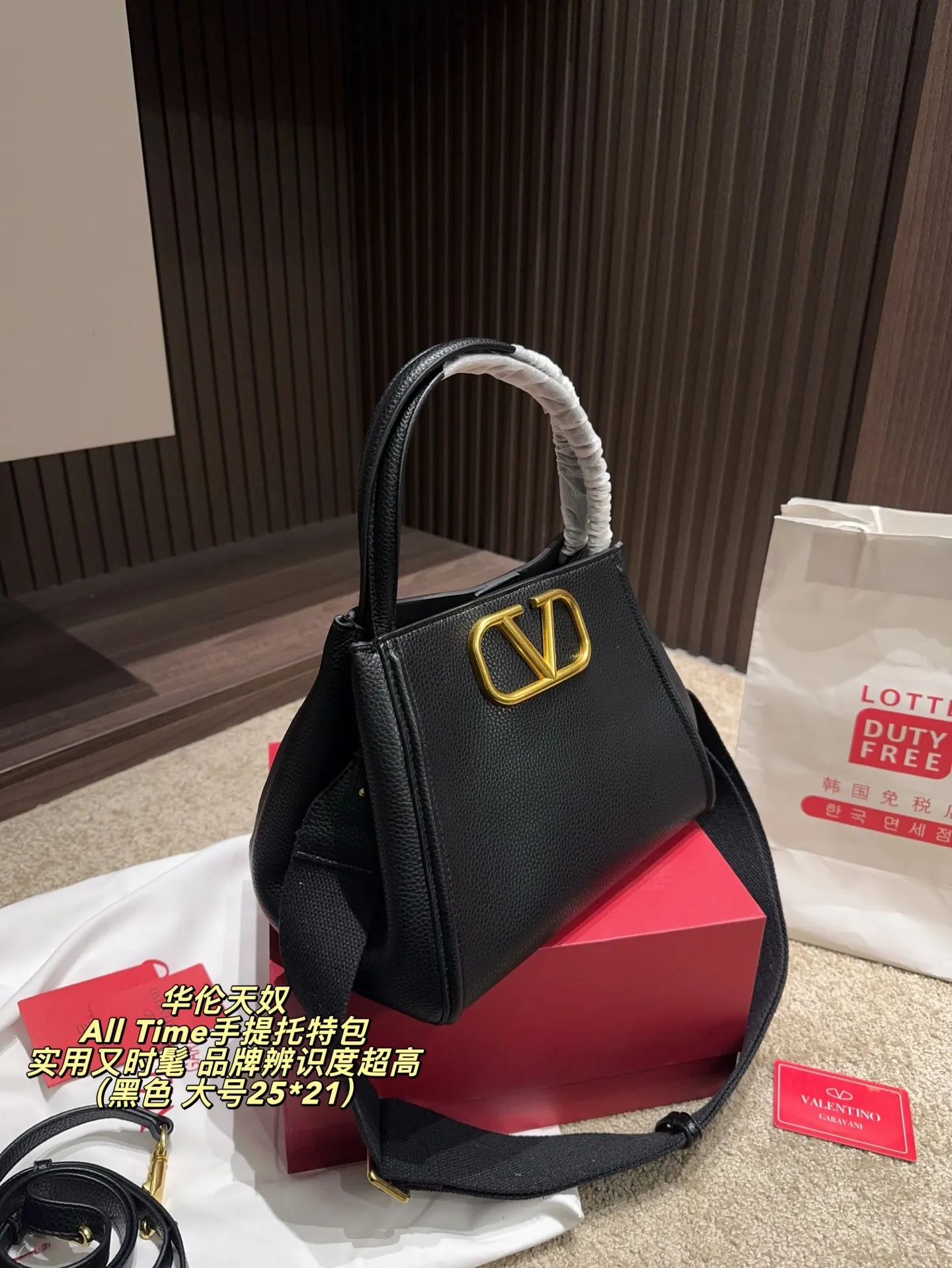 大号P200配折叠盒⚠️尺寸25*21 小号P190配折叠盒⚠️尺寸19*17 Valentino 华伦天奴 All Time手提托特包 选用棕色粒面小牛皮,质感细腻耐用,搭配金属VLogo,品牌辨识度超高。包型简约大气,配手提和可调节肩带,手提、斜挎都OK,通勤或正式场合都能轻松驾驭。内部空间合理,日常物品轻松收纳,实用又时髦,是都市女生的理想选择!