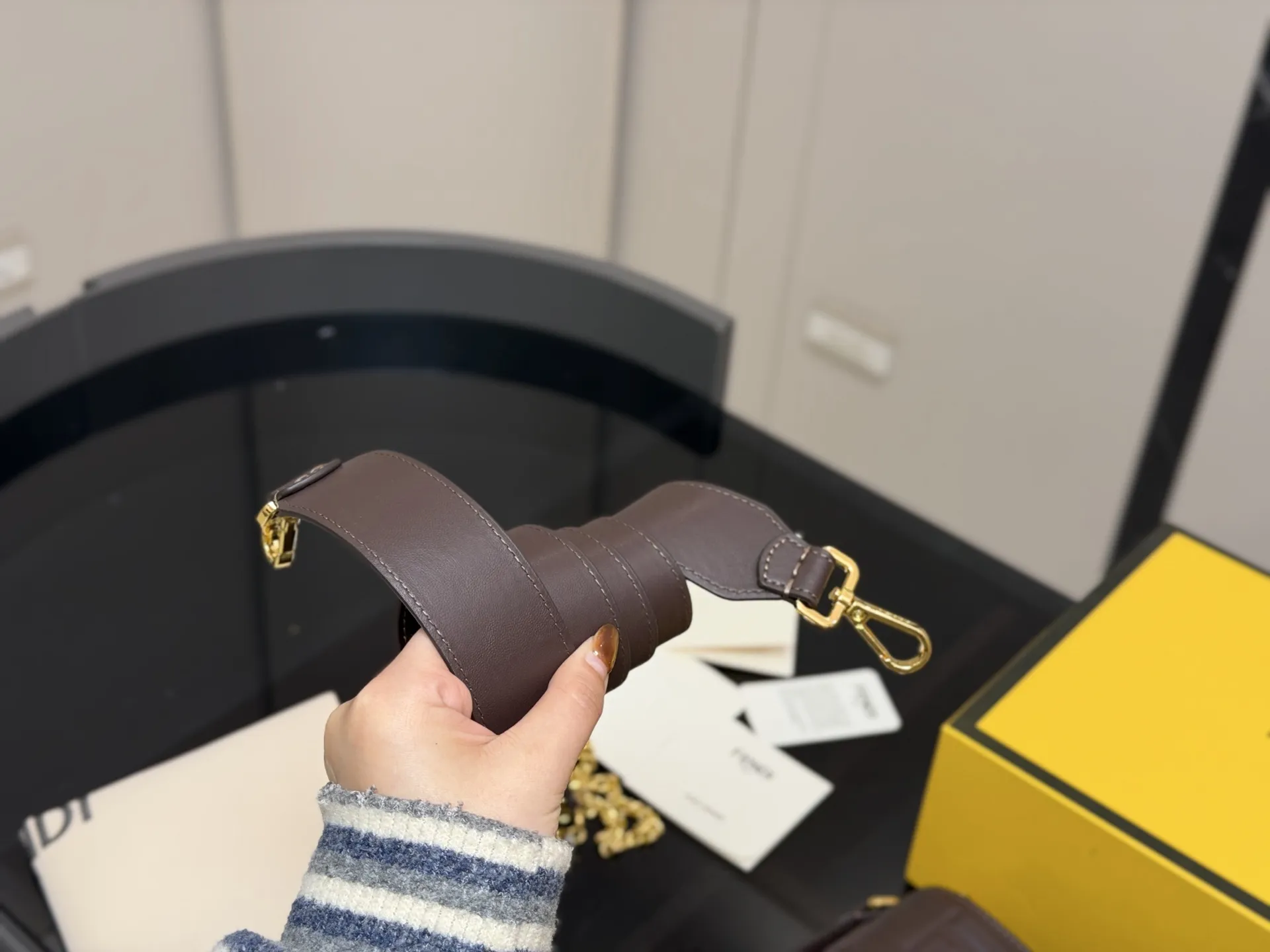 ¥190 ¥180 配折叠盒(升级版) size:25*15cm 18*10cm Fendi芬迪法棍包 (Baguette) 单肩、斜跨都不是问题, 有种慵慵懒懒的街头!! ⚠️牛皮品质