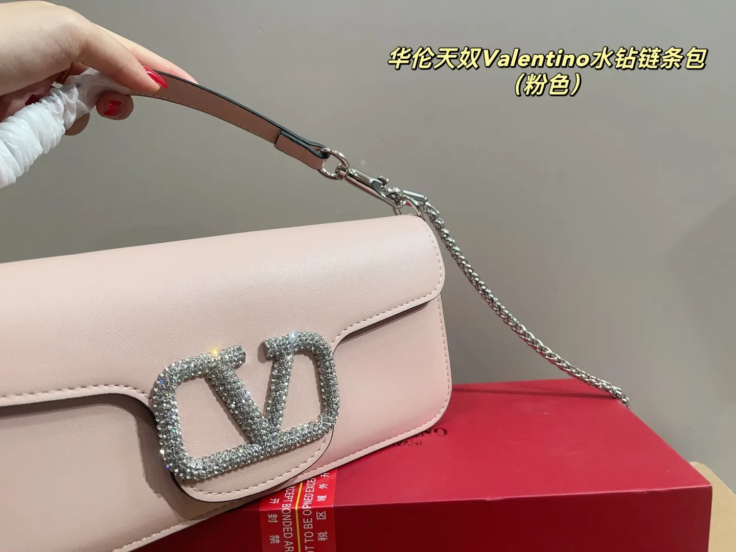 p160配折叠盒⚠️尺寸27.11 华伦天奴Valentino水钻链条包 细腻彷佛云朵般的蓬软包身,让轻抚过皮质的瞬间感到疗愈,将温柔与利落而硬派的铆钉元素相互融合,呈现出既娇柔又实属个性派的抢眼印象 柔美包身手提肩背各带有不同韵味