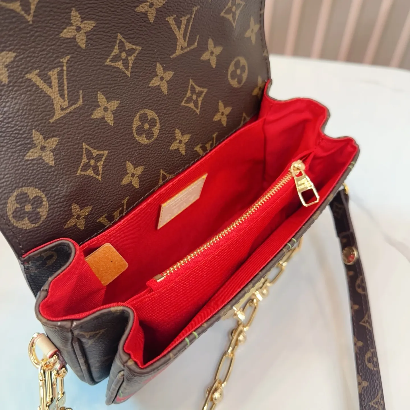 P150 折叠盒🎁 size：21*13cm LV 小邮差包 Pochette EW 村上隆联名樱桃 太爱了村上隆联名小樱桃系列最近老了～～连欧阳娜娜都在背 这款樱桃邮差包很适合夏天搭配白色包身上面樱桃点缀&reg;色俏皮又可爱 容量嘎嘎能装！bz