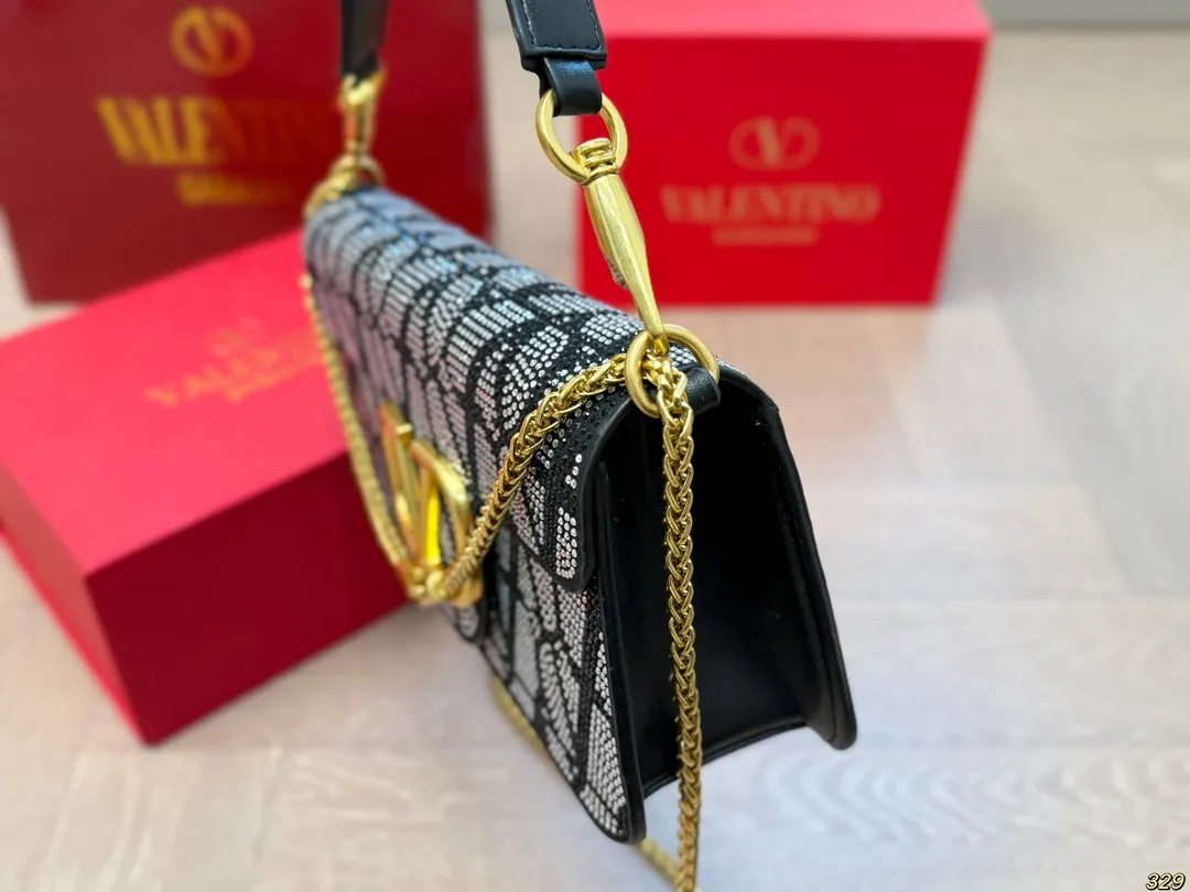 ¥165/¥160折叠盒 华伦天奴Valentino星钻版手提包 金属质感 大大logo 简约的包身廓形解锁时尚魅力 可盐可甜 让你成为整条街最靓的女孩 很百搭哦 yyds 尺寸:28 13/20 11