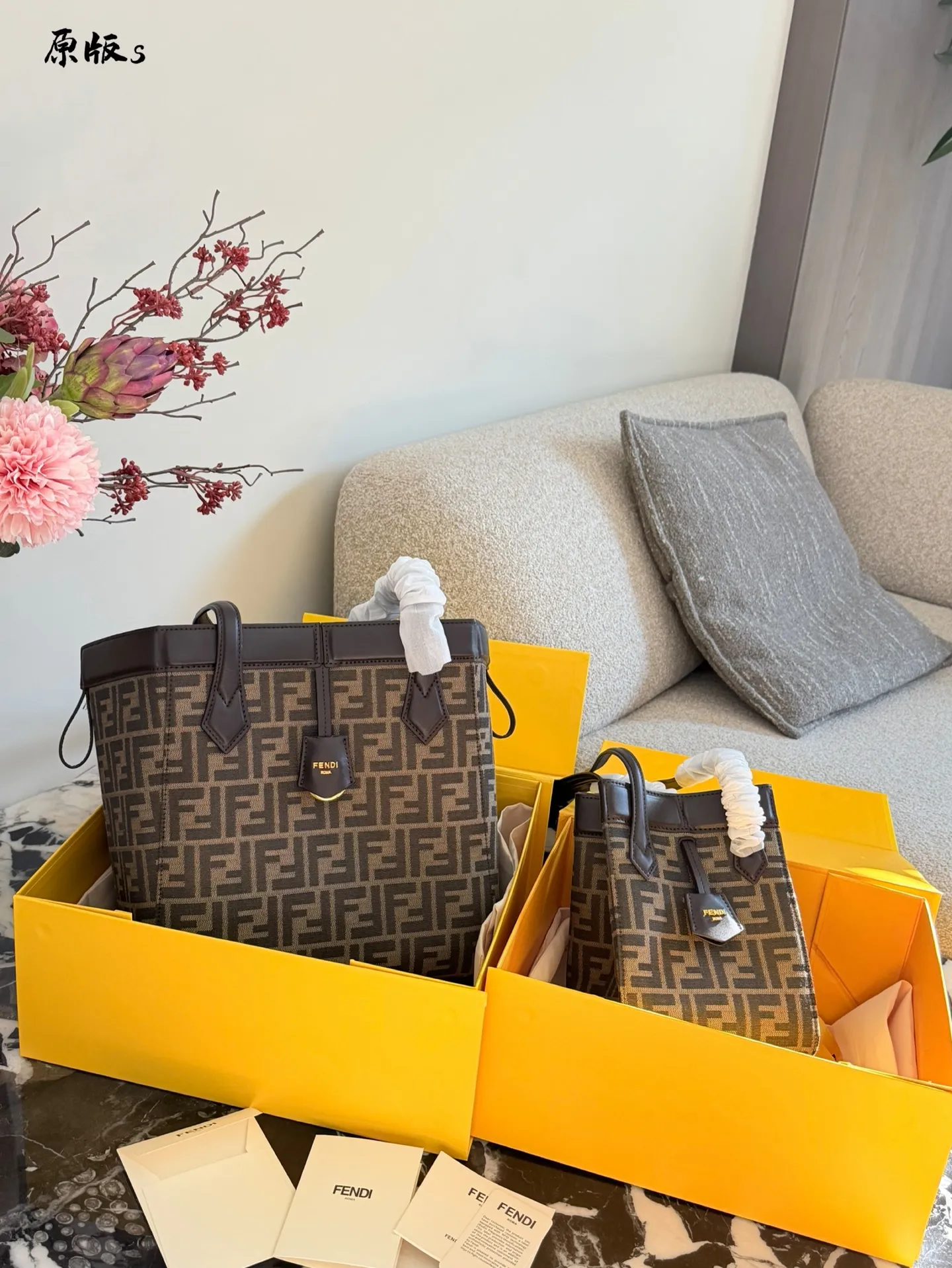 p200p215 Fendi Origami mini｜中号🔥折纸包遇到灵魂画手 #fendi #fendiorigami [哇R]Fendi Origami是我今年推荐过最多的包！大家都说，磁扣设计太香了，单手开包还有满满安全感🔐！ 早入早美！ 🔥Fendi Origami包看似简约，实则是工艺与创意的巅峰！ ✅ **一包两用**：轻轻一拉磁扣，从托特秒变水桶包，通勤、约会、旅行无缝切换，容量堪比&ldquo;移动衣橱&rdquo;。 ✅ **细节控狂喜**：38个精密零件+8颗磁扣，开合丝滑如折纸艺术，每个角度都散发高级慵懒的魅力！ 15cm27cm配盒子卡片