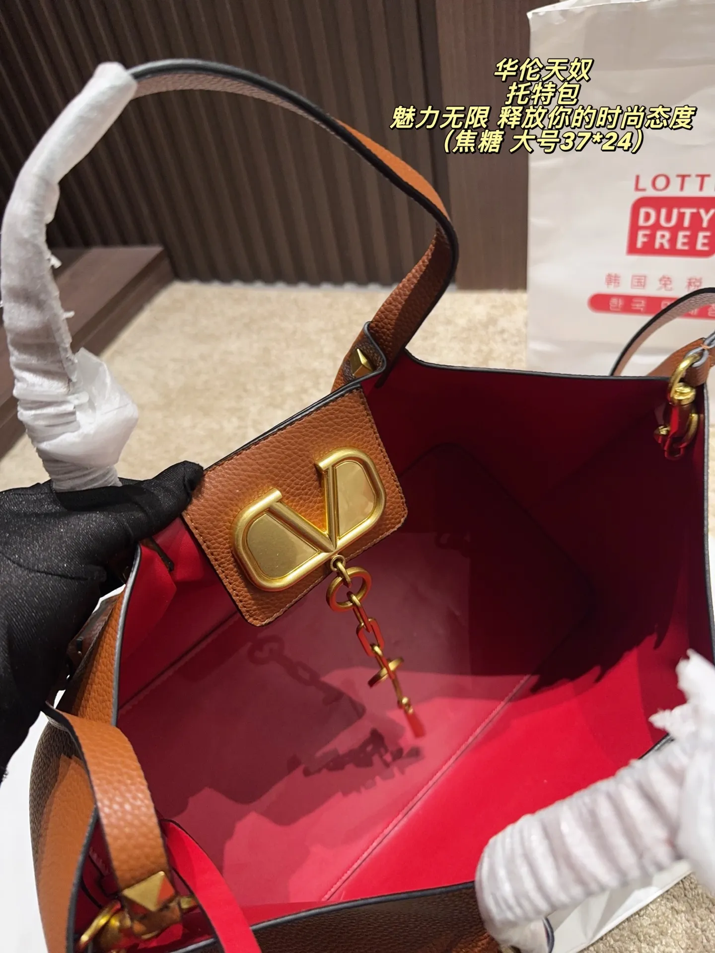 大号p190 无盒⚠️尺寸37*24 小号P185 无盒⚠️尺寸25*17 华伦天奴 Valentino托特包 魅力无限 释放你的时尚态度 外形独特,有很多可爱的颜色可选,简直是不可错过的时尚单品 不同于帆布包的柔软,背在身上主打一个肆意洒脱的感觉,超有质感,时尚达人超爱