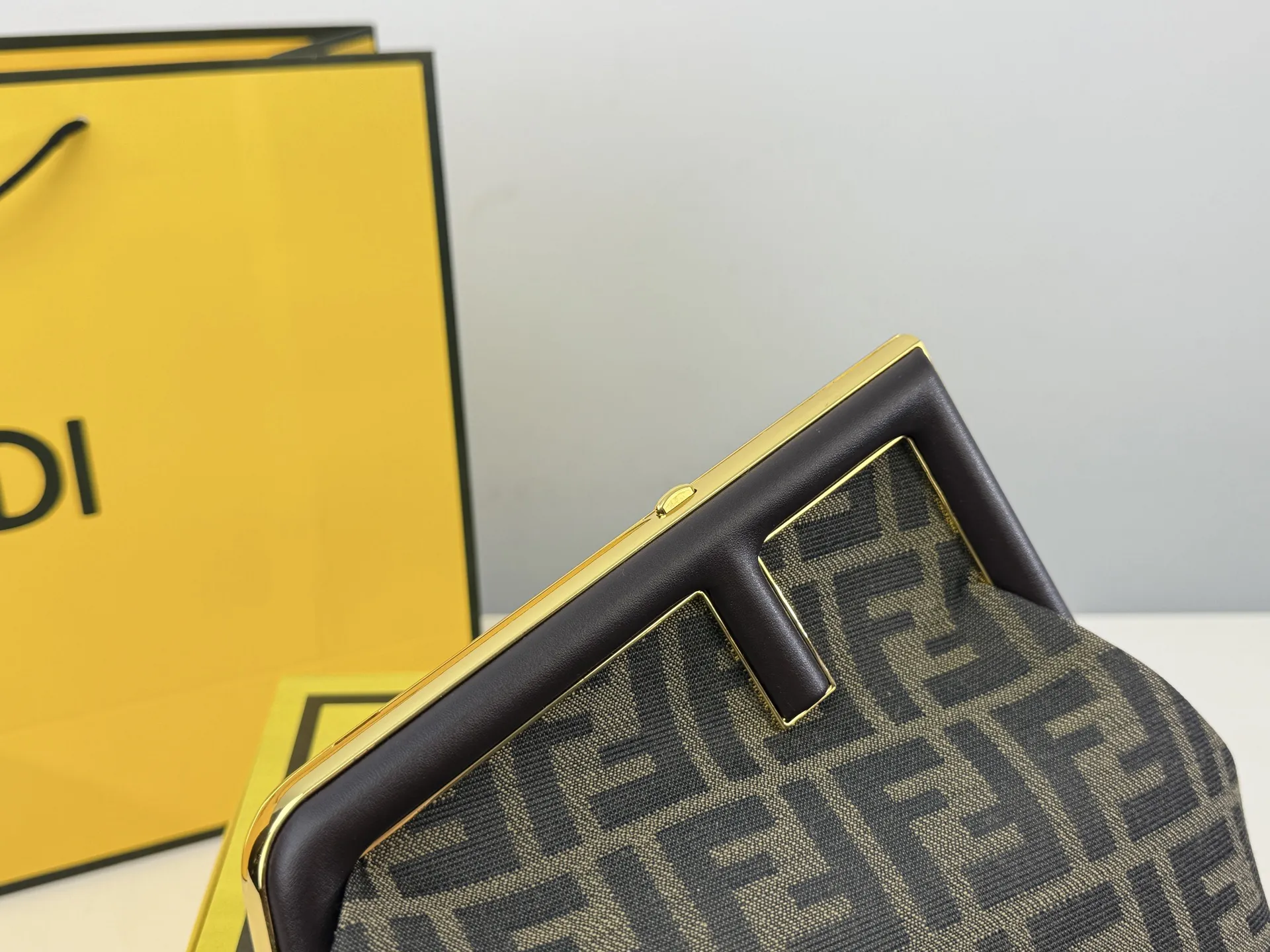 （折叠盒⚠️）p170 First 芬迪的包包越来越好看了，特别是这款，爱不释手！设计颠覆了以往的包包，新款Fendi First的轮廓融入了Fendi首字母F的造型，很特别，简直处处精彩，通勤，晚宴什么都能搭，优雅中带着一丝酷飒，太喜欢！尺寸：22.18