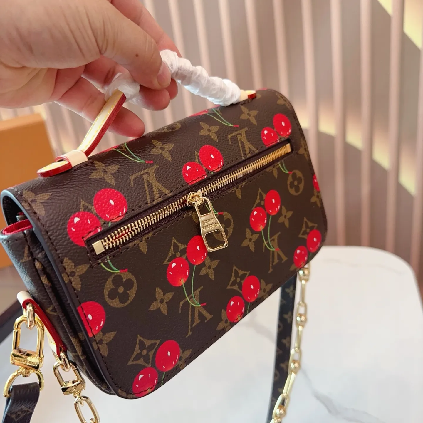 P150 折叠盒🎁 size：21*13cm LV 小邮差包 Pochette EW 村上隆联名樱桃 太爱了村上隆联名小樱桃系列最近老了～～连欧阳娜娜都在背 这款樱桃邮差包很适合夏天搭配白色包身上面樱桃点缀&reg;色俏皮又可爱 容量嘎嘎能装！bz