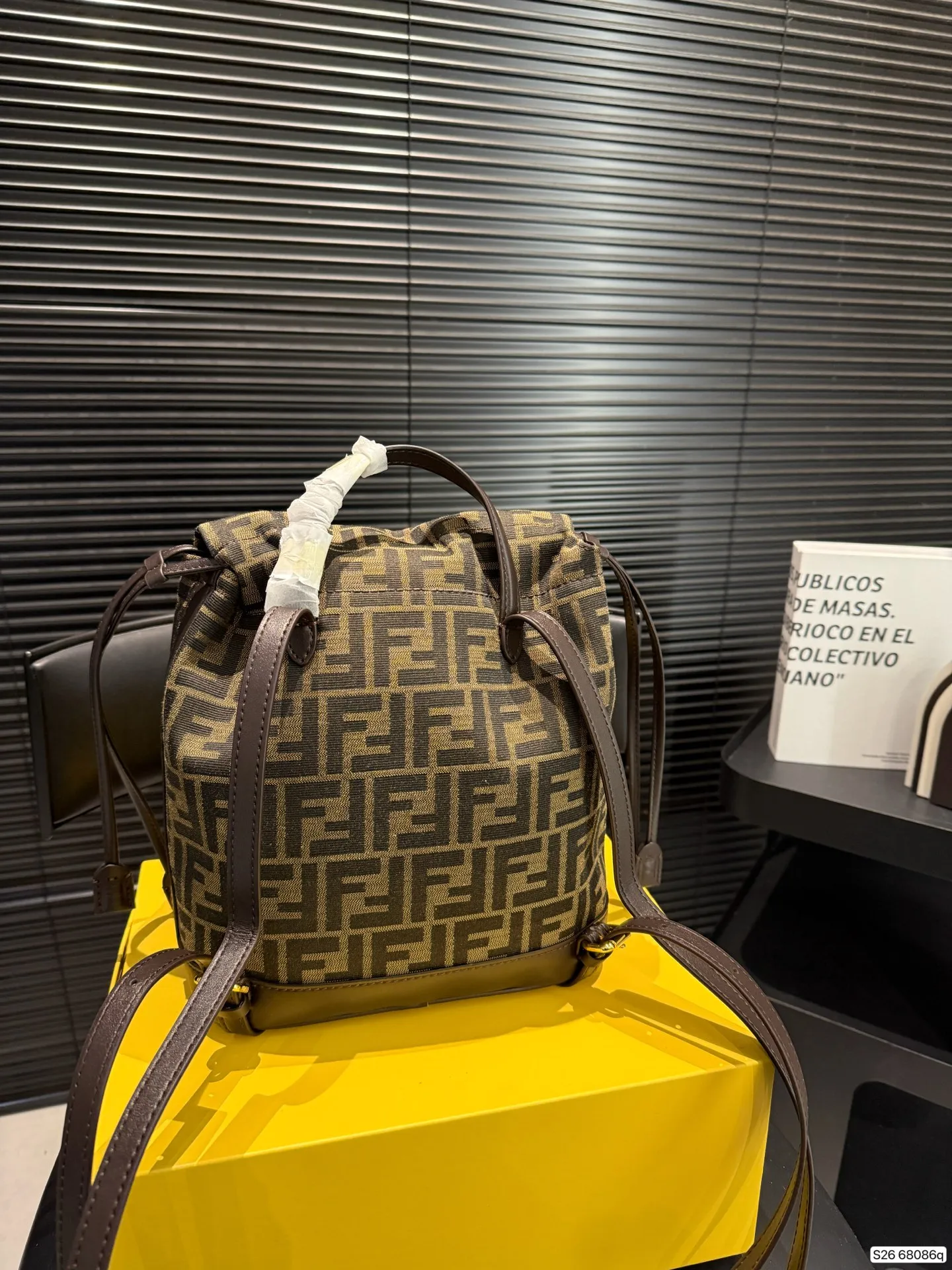 P180 配折叠盒 FENDI|复古感双肩包😍 看图的时候已经被疯狂种草的双肩包🎒 实物果然不负众望啊 超大容量包身 日常出门或旅游都超实用 重点是!!! 大个子、小个子背都超好看🤩 爱了爱了😍 尺寸23 25 货号68086