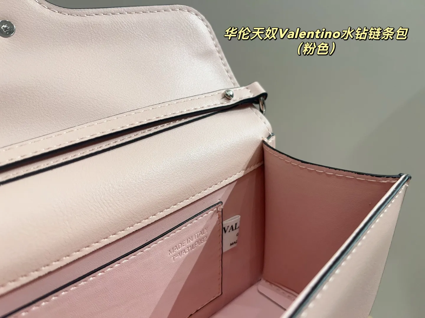 p160配折叠盒⚠️尺寸27.11 华伦天奴Valentino水钻链条包 细腻彷佛云朵般的蓬软包身,让轻抚过皮质的瞬间感到疗愈,将温柔与利落而硬派的铆钉元素相互融合,呈现出既娇柔又实属个性派的抢眼印象 柔美包身手提肩背各带有不同韵味