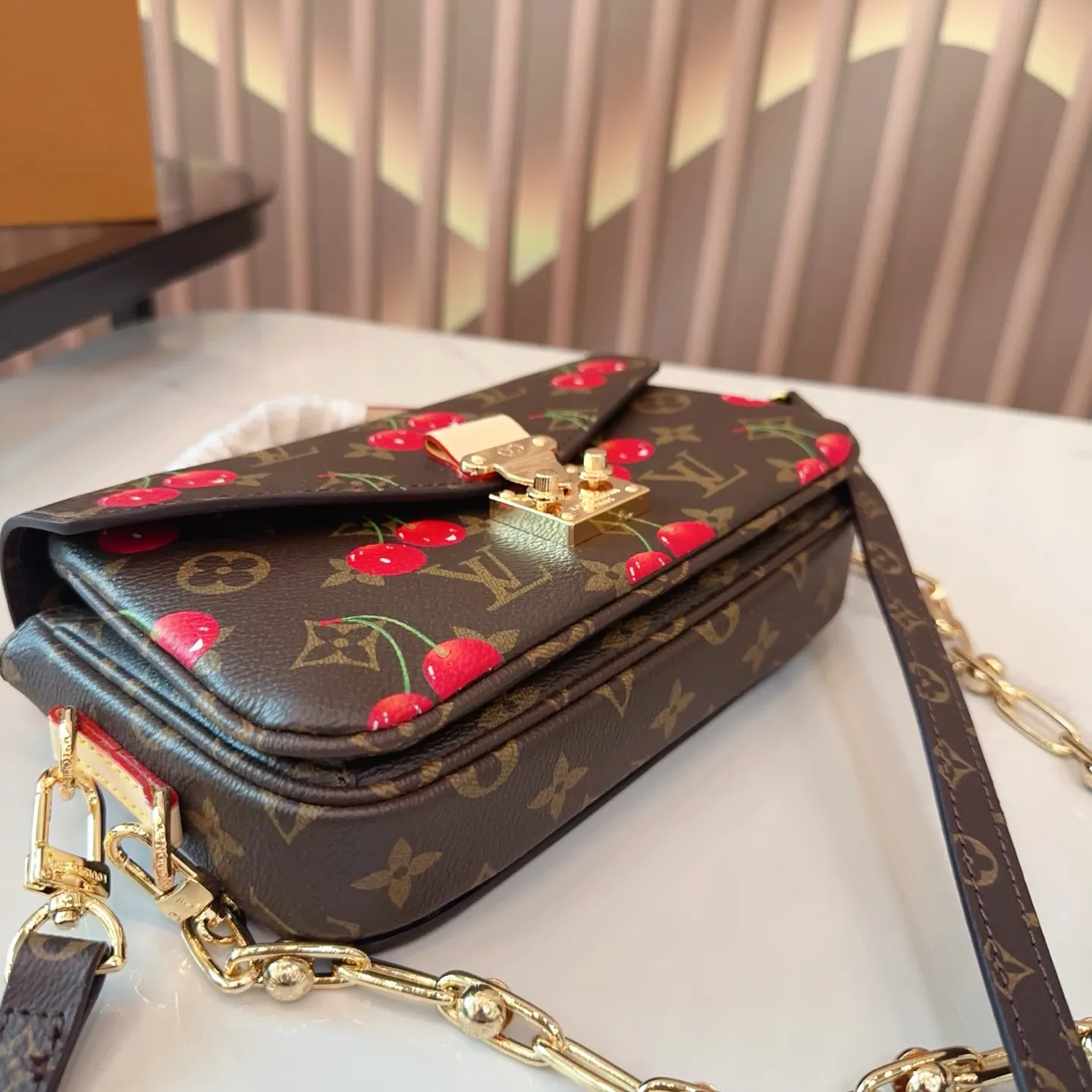 P150 折叠盒🎁 size:21*13cm LV 小邮差包 Pochette EW 村上隆联名樱桃 太爱了村上隆联名小樱桃系列最近老了~~连欧阳娜娜都在背 这款樱桃邮差包很适合夏天搭配白色包身上面樱桃点缀®色俏皮又可爱 容量嘎嘎能装!bz