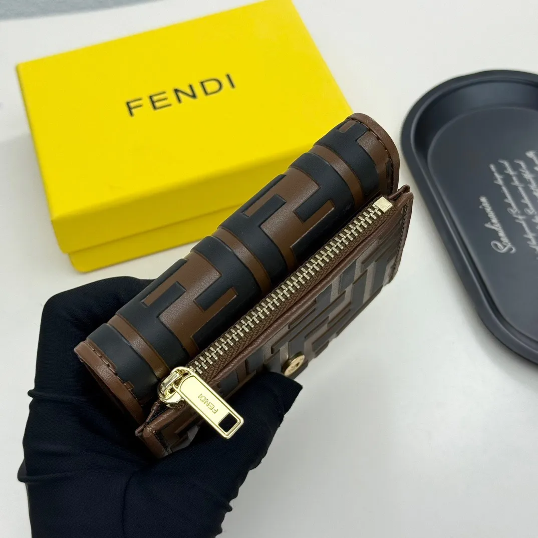 p90🎀芬迪 8013🎀颜色 黑色 黑棕🎀尺寸 10*8.5*2.5 🎀Fendi专柜火爆登场!采用进口小牛皮,做工精致, 媲美专柜!多功能小钱包,超级实用!