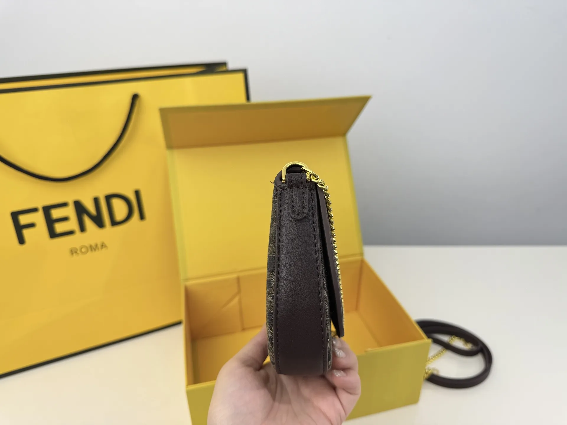 (折叠盒⚠️)p160 Fendi Baguette芬迪包第一眼就觉得砸中了我。加上有一根较长的肩带,非常实用。装个手机,口红,粉饼都毫无压力。看起来虽然不算太大但是绝对很能装。尺寸19 13