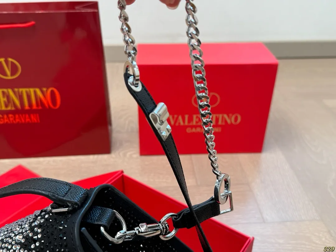 &yen;170折叠盒 华伦天奴Valentino星钻版手提包 简约的包身廓形解锁时尚魅力 可盐可甜 让你成为整条街最靓的女孩 很百搭哦 yyds 尺寸：18 14