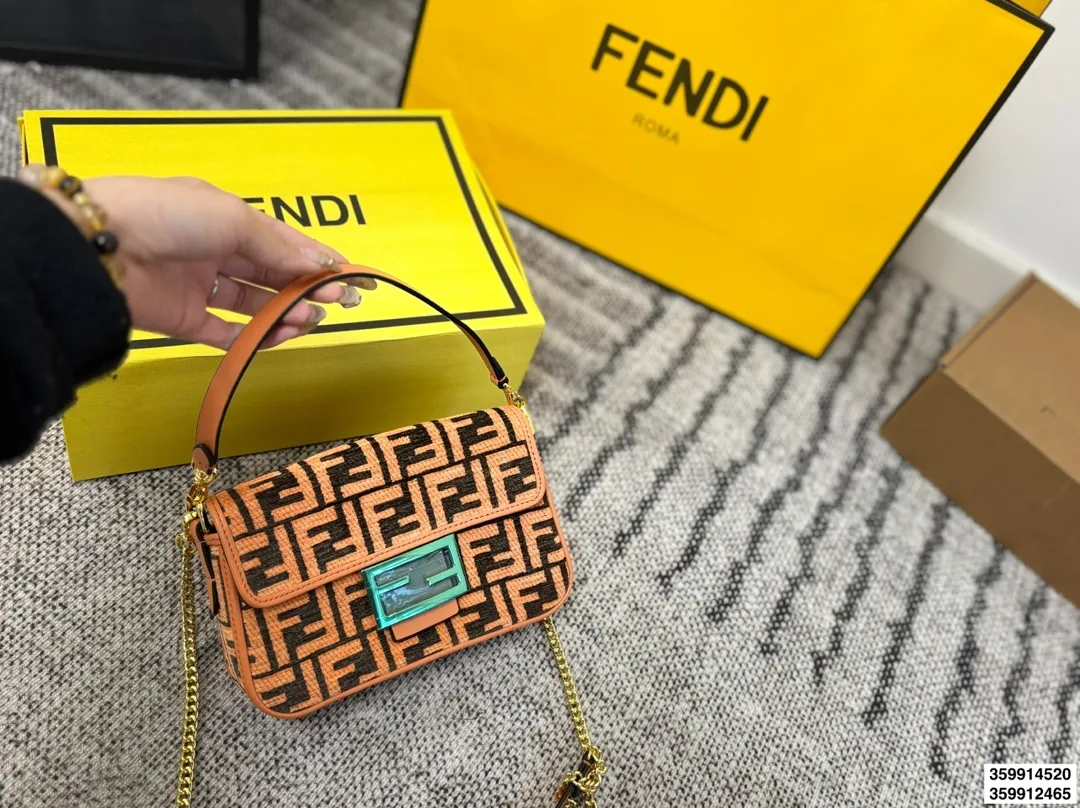 p170 p165配折叠盒 size:27.17/20.13 Fendi芬迪法棍包 (Baguette) 单肩、斜跨都不是问题, 有种慵慵懒懒的街头!!