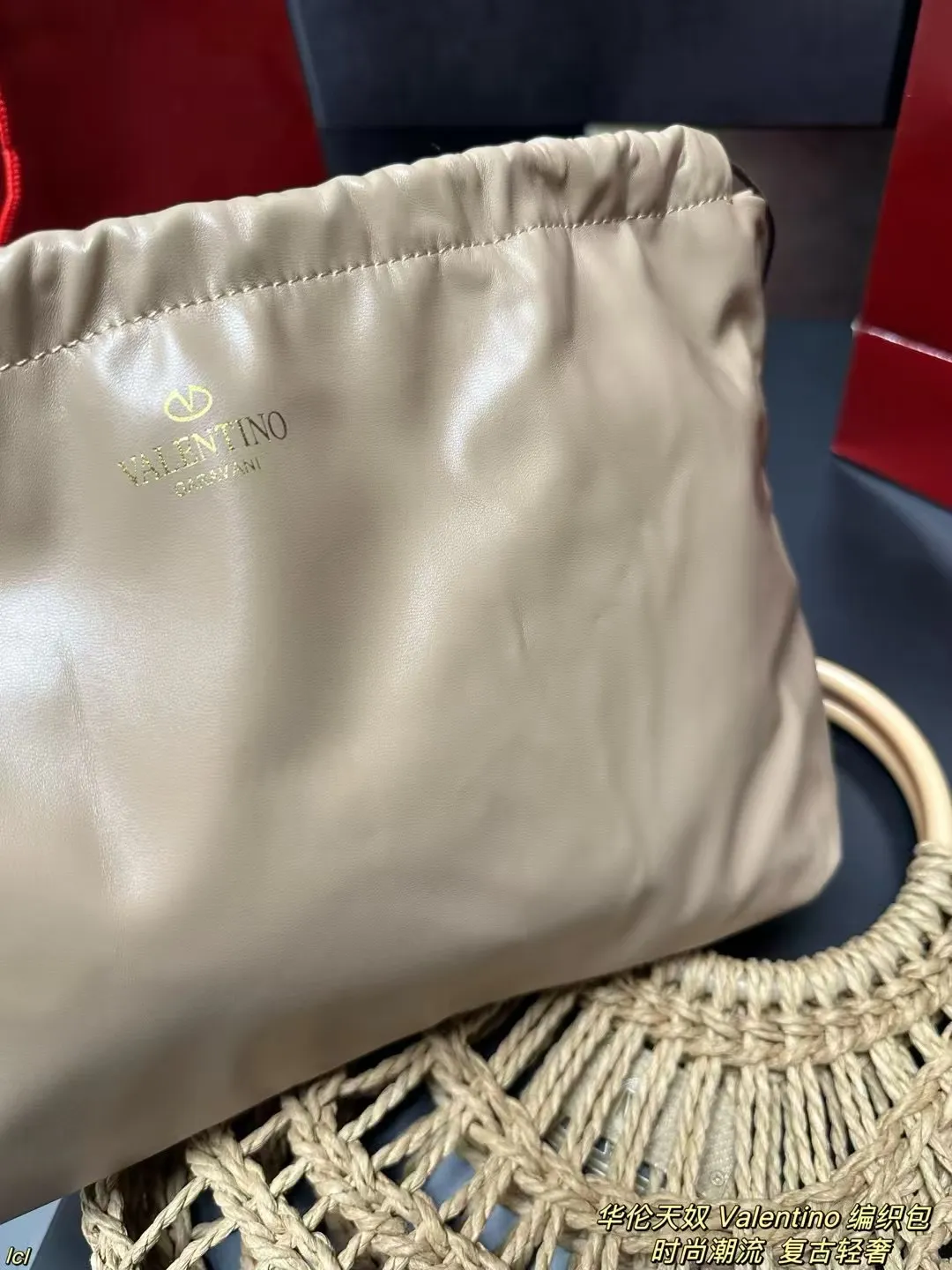 P135配盒 华伦天奴 Valentino 编织包 Valentino华伦天奴Loco绝美仙女必备也太好看了叭手提单肩包解锁时尚魅力 可盐可甜整条街最靓的女孩 时尚减龄又轻便，大大的华伦天奴logo，时尚大气，喜欢的集美们抓紧入手吧！ 尺寸：32*24cm