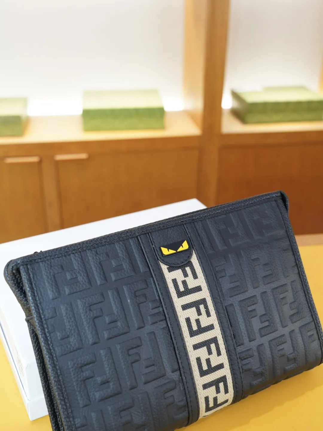 P115 🇮🇹 FENDI 芬迪 官网同步 高版本 手拿包 全球轰抢单品 原单牛皮制作 质感超好 日常出门经典百搭 一眼万年的款 非市面普通货 贸易公司订单货 配全套包装礼品盒装等.. 【规格:28x19x6】