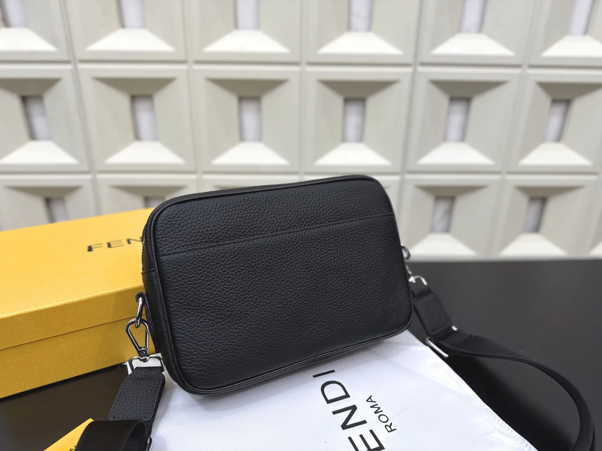 P125 Fendi 芬迪 小怪兽邮差包 单肩包 男女通用斜挎包 经典百搭 实物拍摄 配送礼盒 24 x 16 cm。