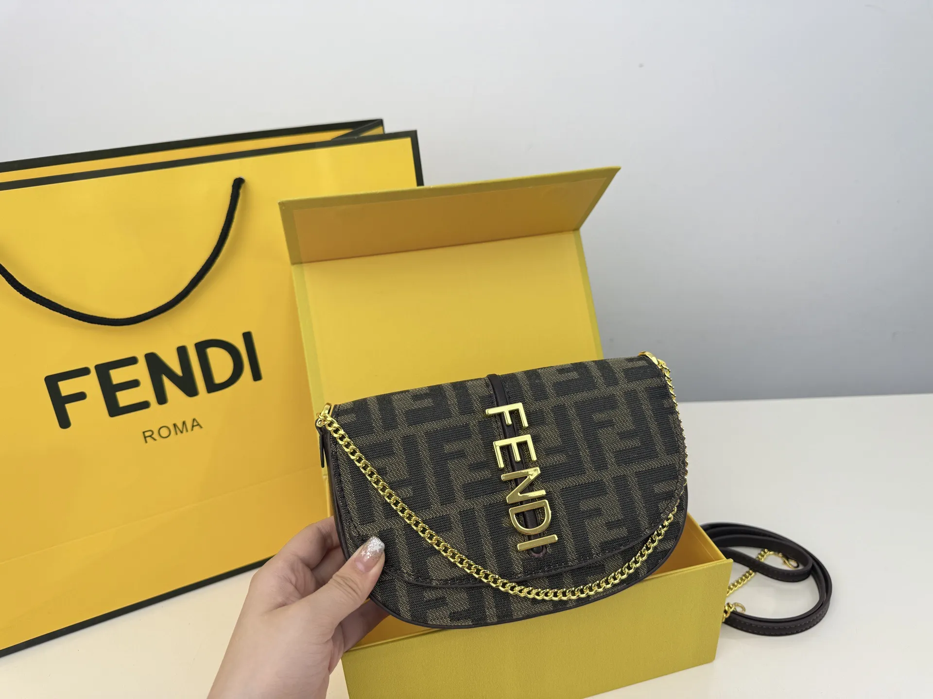 (折叠盒⚠️)p160 Fendi Baguette芬迪包第一眼就觉得砸中了我。加上有一根较长的肩带,非常实用。装个手机,口红,粉饼都毫无压力。看起来虽然不算太大但是绝对很能装。尺寸19 13